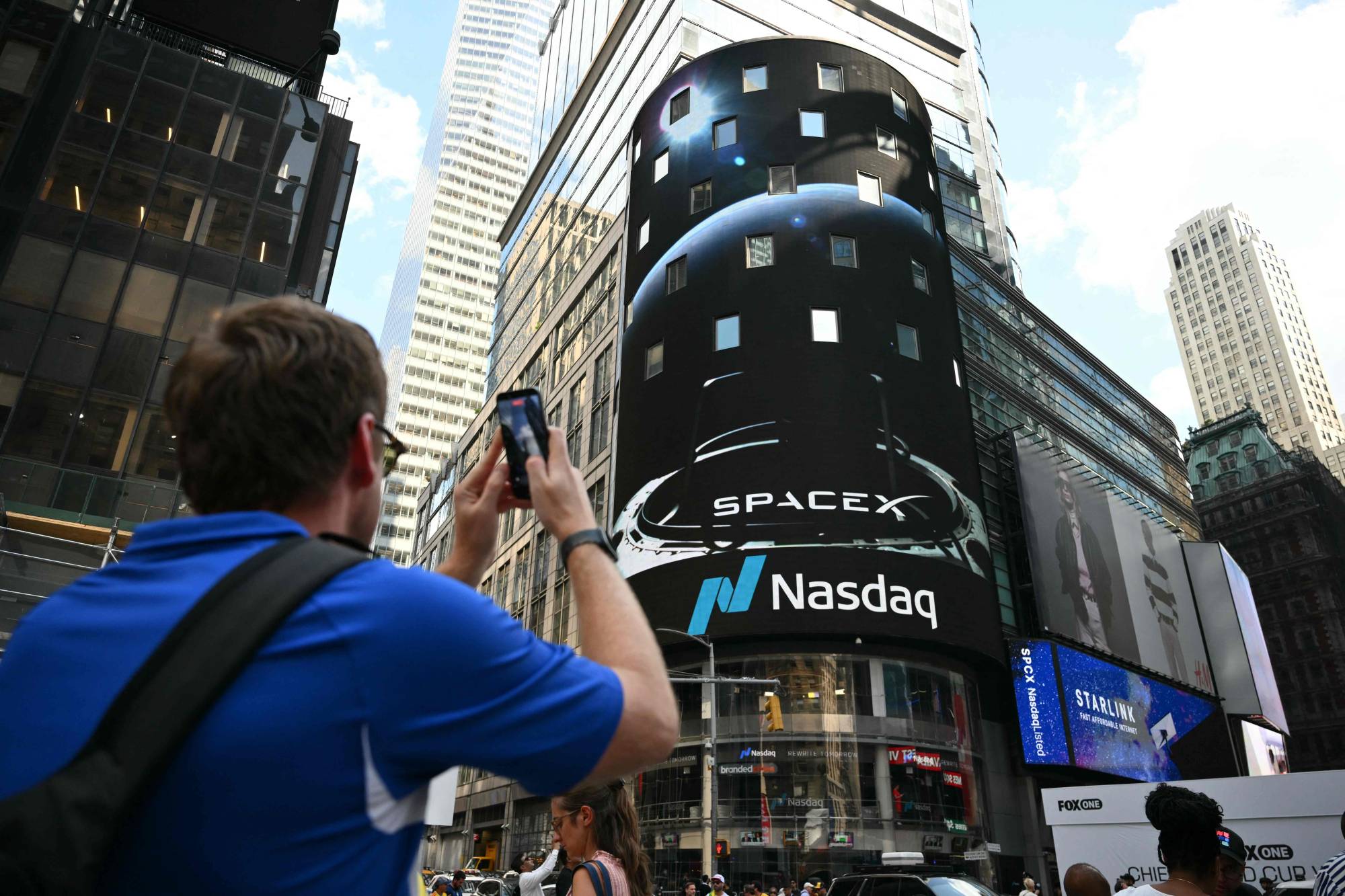 Elon Musk’ın Starlink hizmetine ait bir reklam, SpaceX’in halka arzının ardından New York’taki Times Square’deki bir ekranda görülüyor. (AFP)