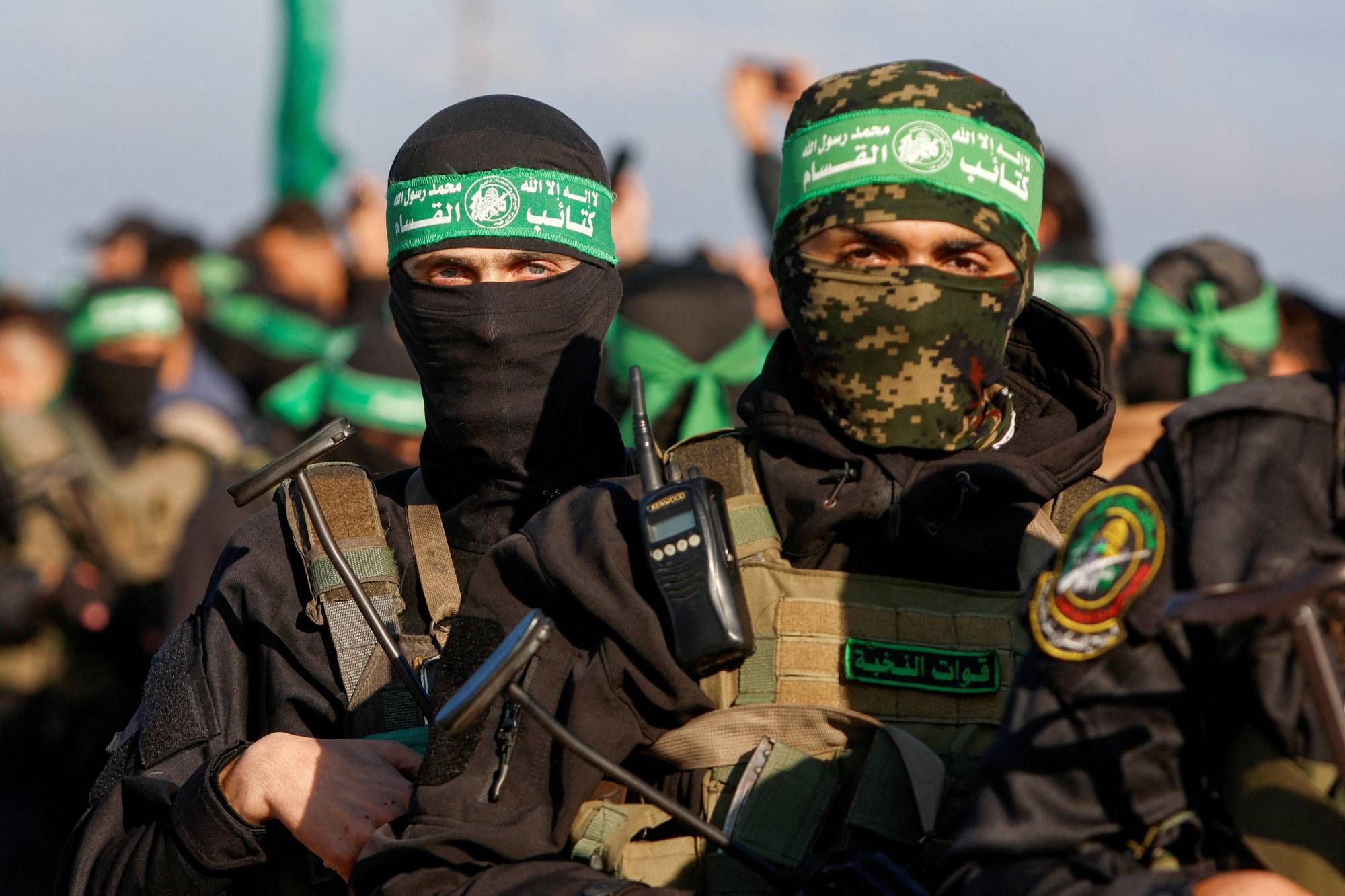Hamas'ın silahlı kanadı İzzeddin el-Kassam Tugayları mensupları, Şubat 2025'te Han Yunus'ta ABD-İsrail vatandaşı bir rehinenin teslimi sırasında (Reuters)