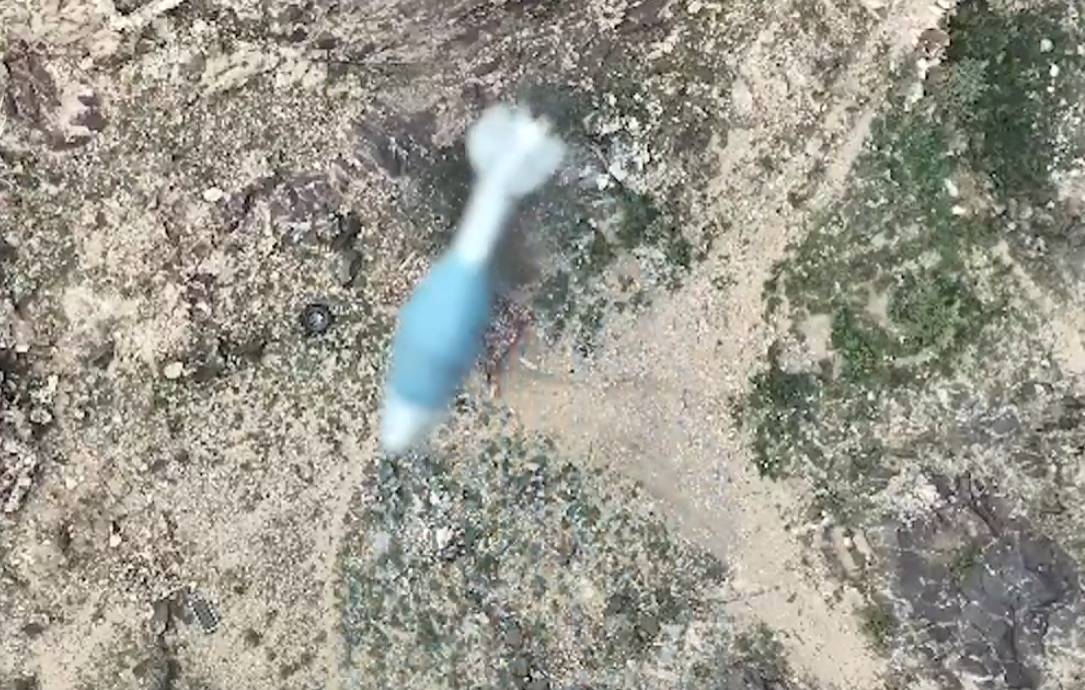 Yemen ordusuna ait bir İHA’nın Husilere ait bir mevziye mühimmat bıraktığı an. (Yemen ordusu)