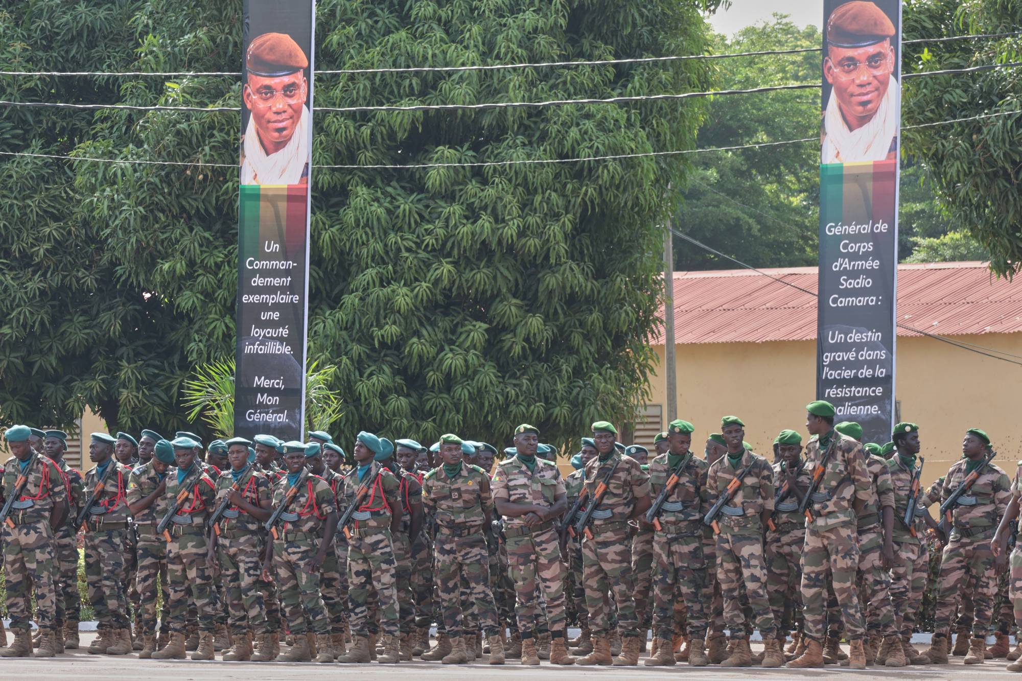 Mali'nin eski Savunma Bakanı Sadio Camara'nın 30 Nisan 2026'da Bamako'daki cenaze törenini bekleyen askerler (AP)