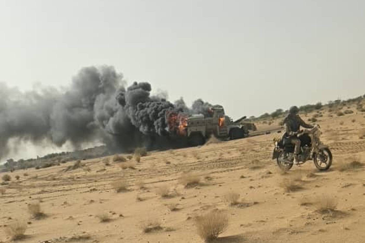 Mali'nin kuzeyindeki Gao kentinde saldırının gerçekleştiği bölgede yükselen duman (AP)