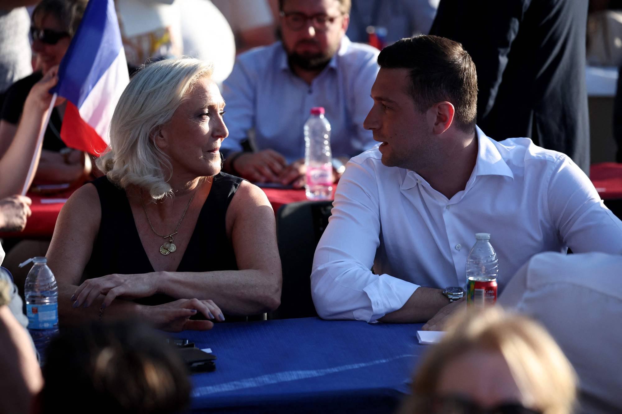 Fransa Ulusal Cephesi Partisi Başkanı Jordan Bardella, parti lideri Marine Le Pen ile Fransa'nın kuzeyindeki Liévin kentinde (AFP)