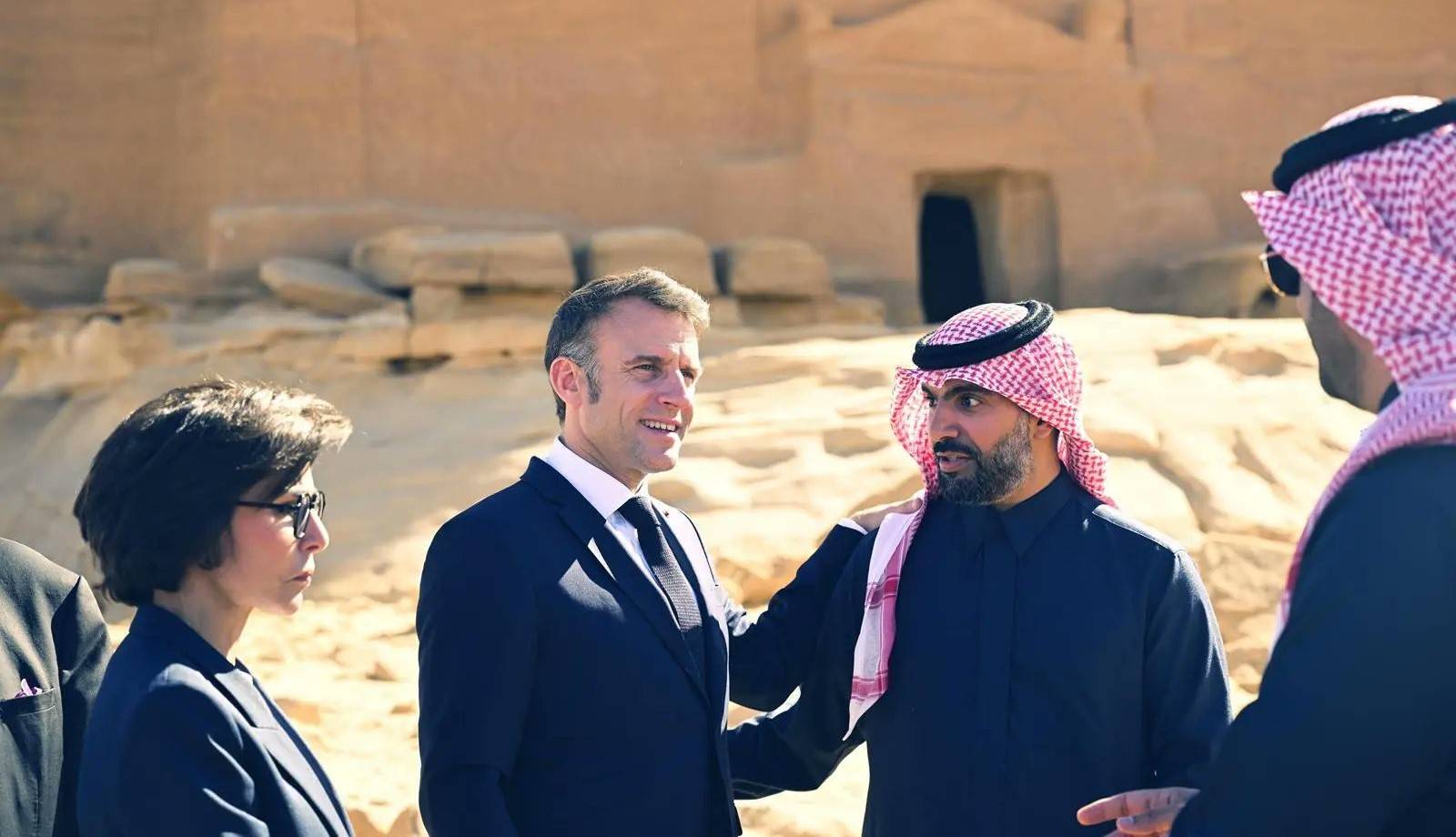 Fransa Cumhurbaşkanı, El-Ula'daki El-Hicr bölgesine yaptığı ziyaret sırasında Suudi Arabistan Kültür Bakanı ile bir arada, (SPA)