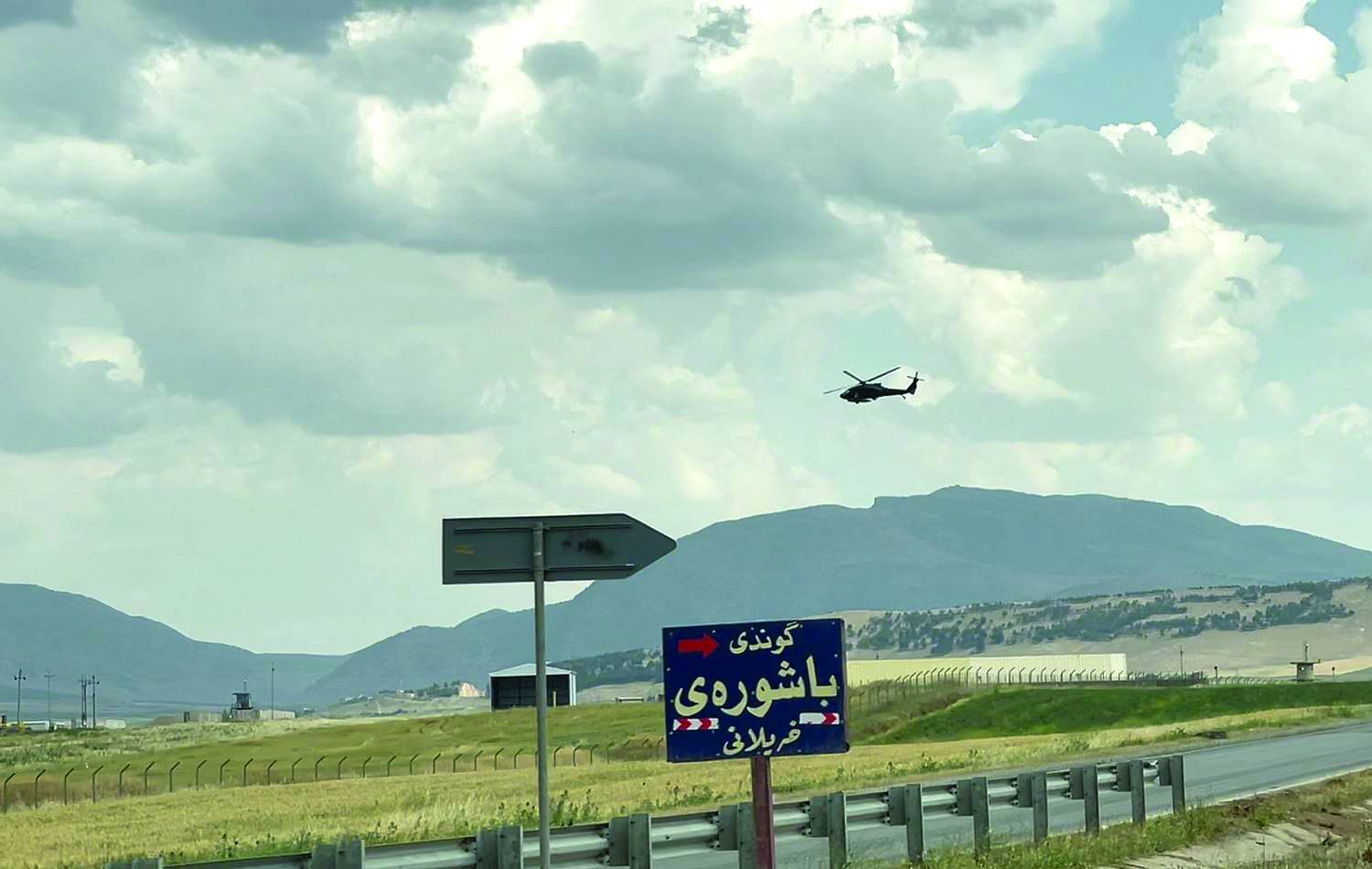  Erbil kentindeki Harir Üssü yakınlarında uçan bir ABD helikopteri (Arşiv- Rudaw)