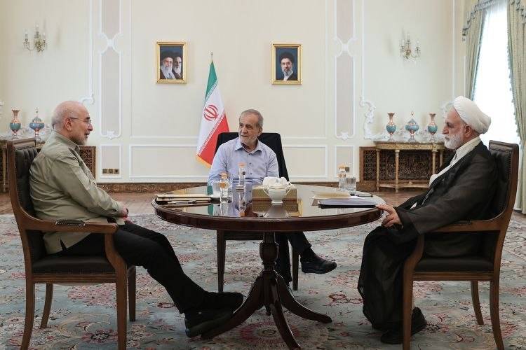 İran Cumhurbaşkanı Mesud Pezeşkiyan, Şura Meclisi Başkanı Muhammed Bakır Kalibaf ve Yargı Başkanı Gulam Ejei’nin İran Cumhurbaşkanlığı’nda gerçekleştirdiği toplantı (Telegram Pezeşkiyan Kanalı)