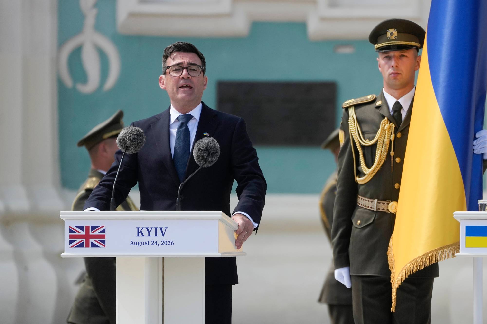 İngiltere Başbakanı Andy Burnham, Kiev'deki anma töreninde konuyor, (AP)