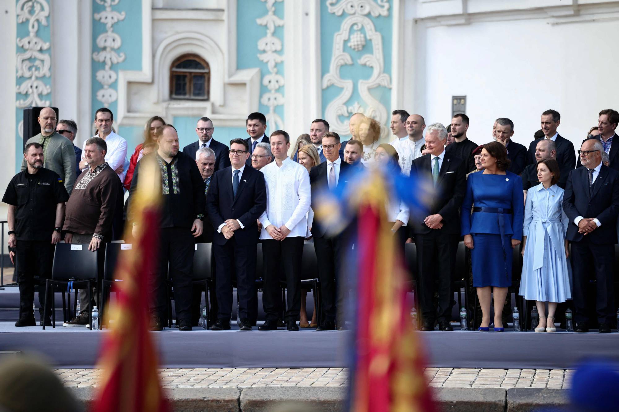 Avrupa liderleri, Kiev'deki Ayasofya Katedrali önünde Ukrayna'nın bağımsızlığının 35. yıldönümünü anma törenlerine katıldı (AFP)
