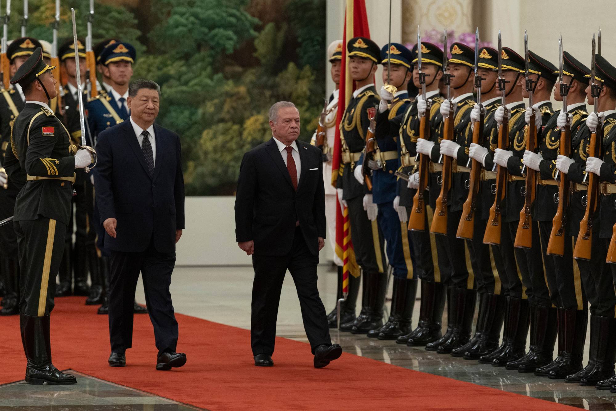 Çin Devlet Başkanı Şi Cinping (solda) ve Ürdün Kralı II. Abdullah, Pekin'deki Büyük Halk Salonu'nda düzenlenen resepsiyonda onur kıtasını denetledi (AP).