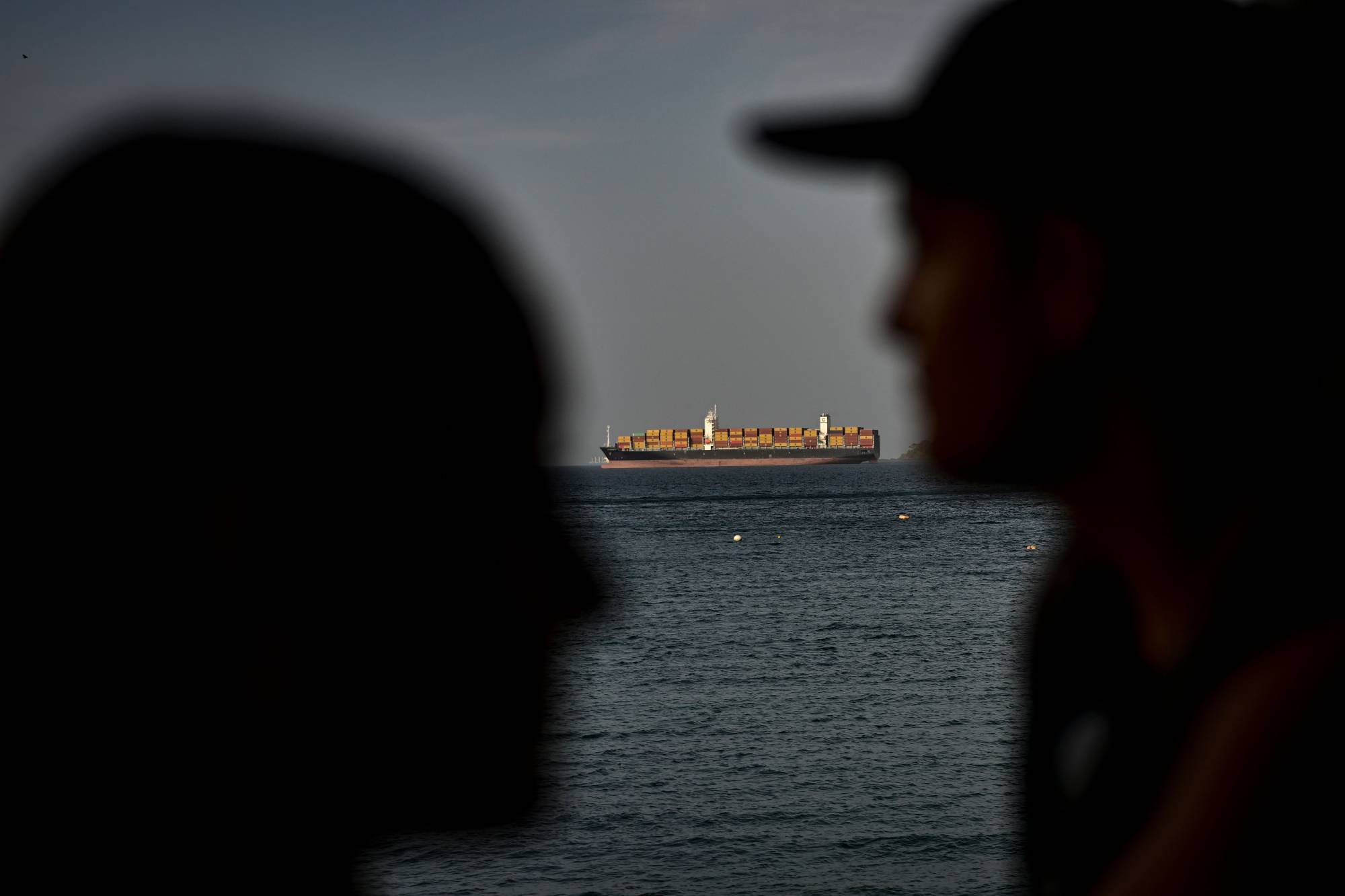 Bir kargo gemisi kanala girmek için bekliyor (AFP)