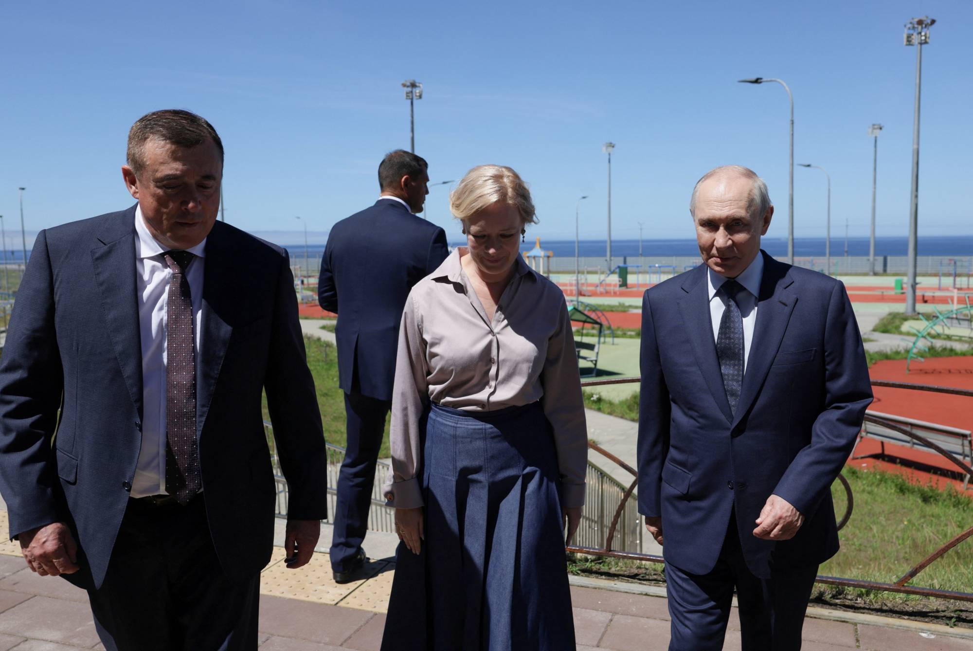 Rusya Devlet Başkanı Vladimir Putin, yanında Bölgesel Eğitim Bakanı Anastasia Kikteva ve Sakhalin Valisi Valery Lemarenko ile birlikte 13 Ağustos 2026’da Kuril Takımadaları’ndaki Etorop Adası'nı ziyaret ederken (Reuters)