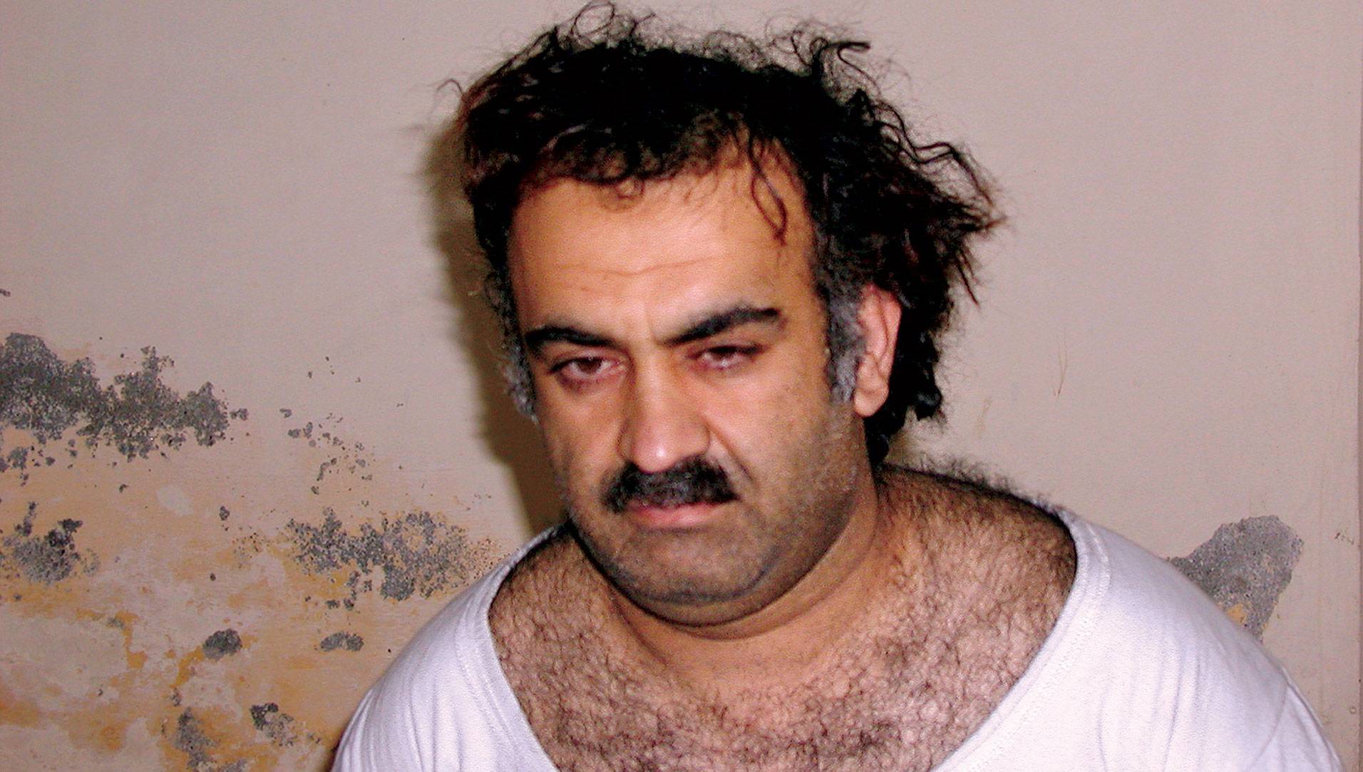 Halid Şeyh Muhammed, 1 Mart 2003'te Pakistan'da yakalandıktan sonra. (Arşiv- AP)