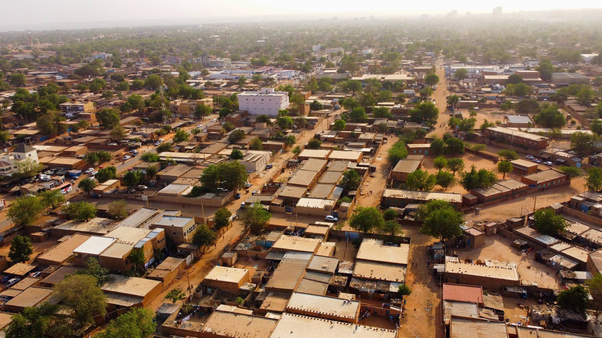 Niamey'deki uluslararası havaalanına yapılan saldırının ardından bir banliyönün havadan görünümü (Reuters).