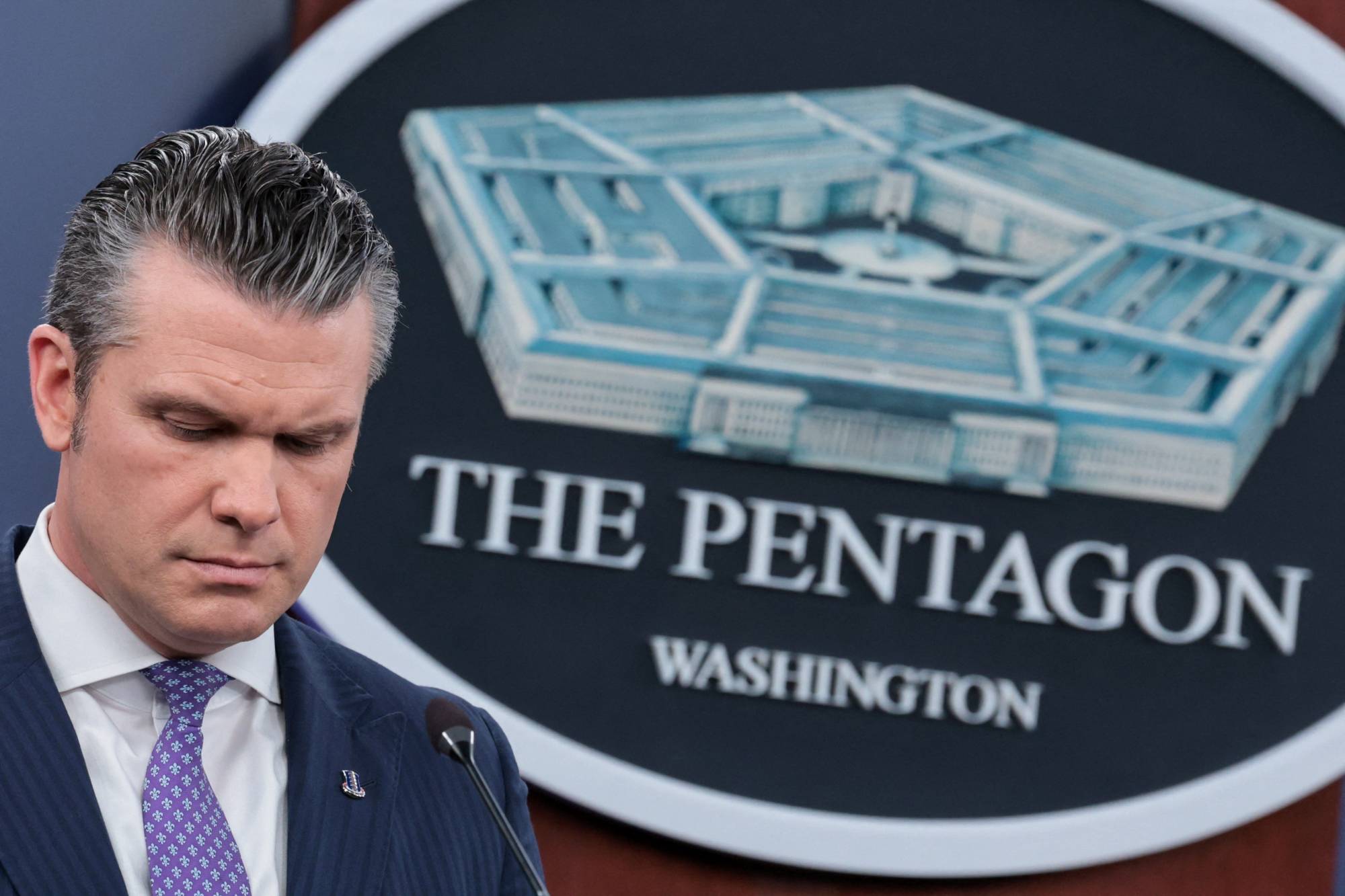 Pete Hegseth, Pentagon'daki basın toplantısında / Reuters)