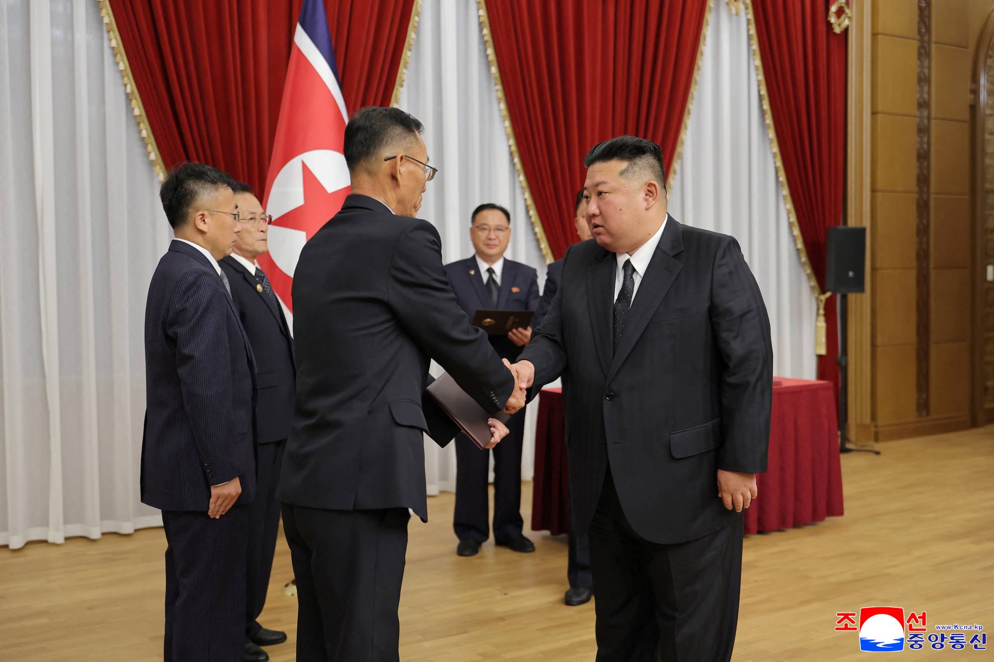 Kuzey Kore lideri Kim Jong Un, ulusal savunma araştırma kurumlarından bilim insanlarını, araştırmacıları ve yetkilileri kabul etti (Reuters)