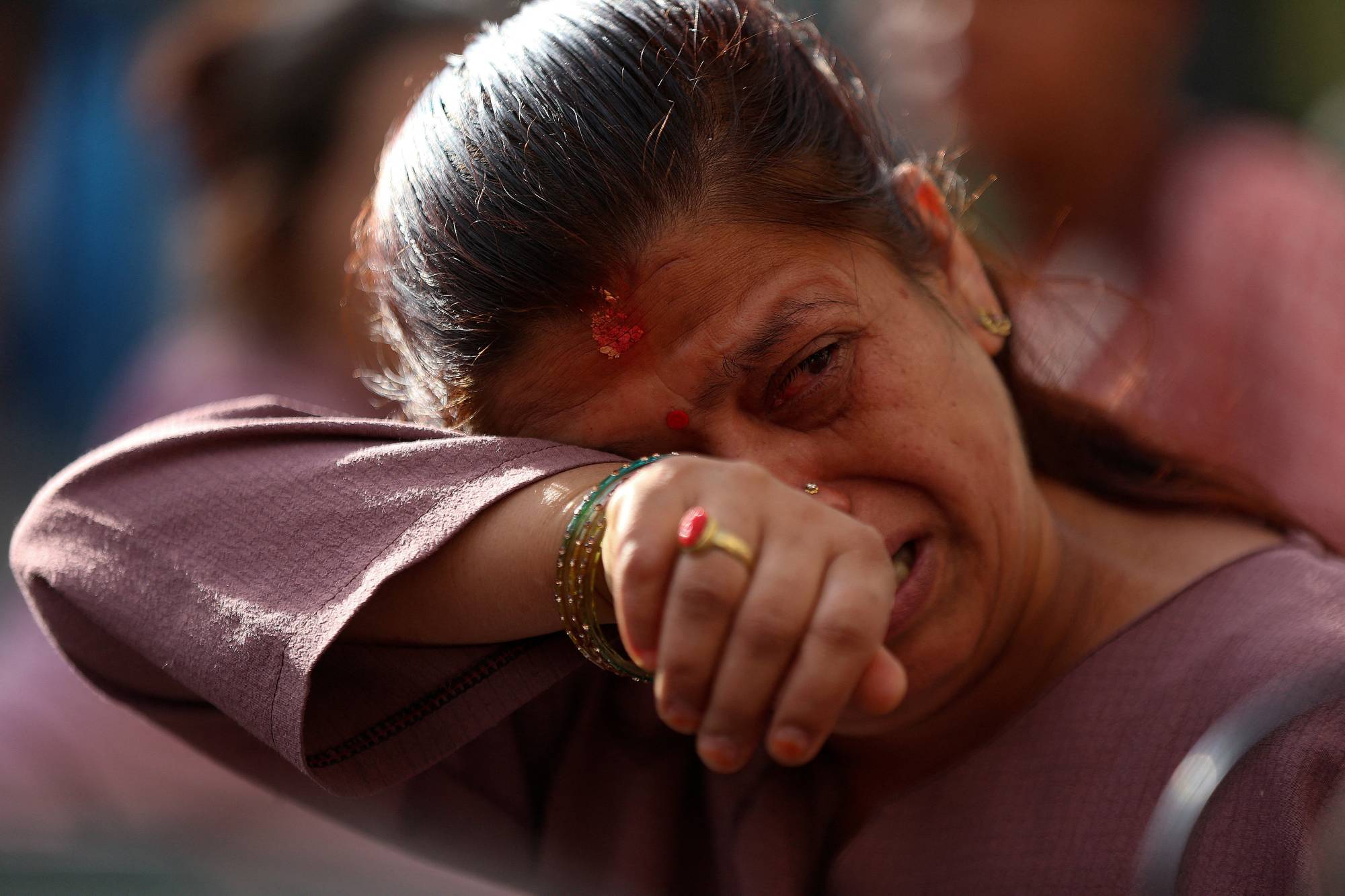 Nepal’de ani seller ve toprak kaymalarında hayatını kaybedenlerin cenazelerini teşhis etmek üzere morga gelen bir kadın. (Reuters)