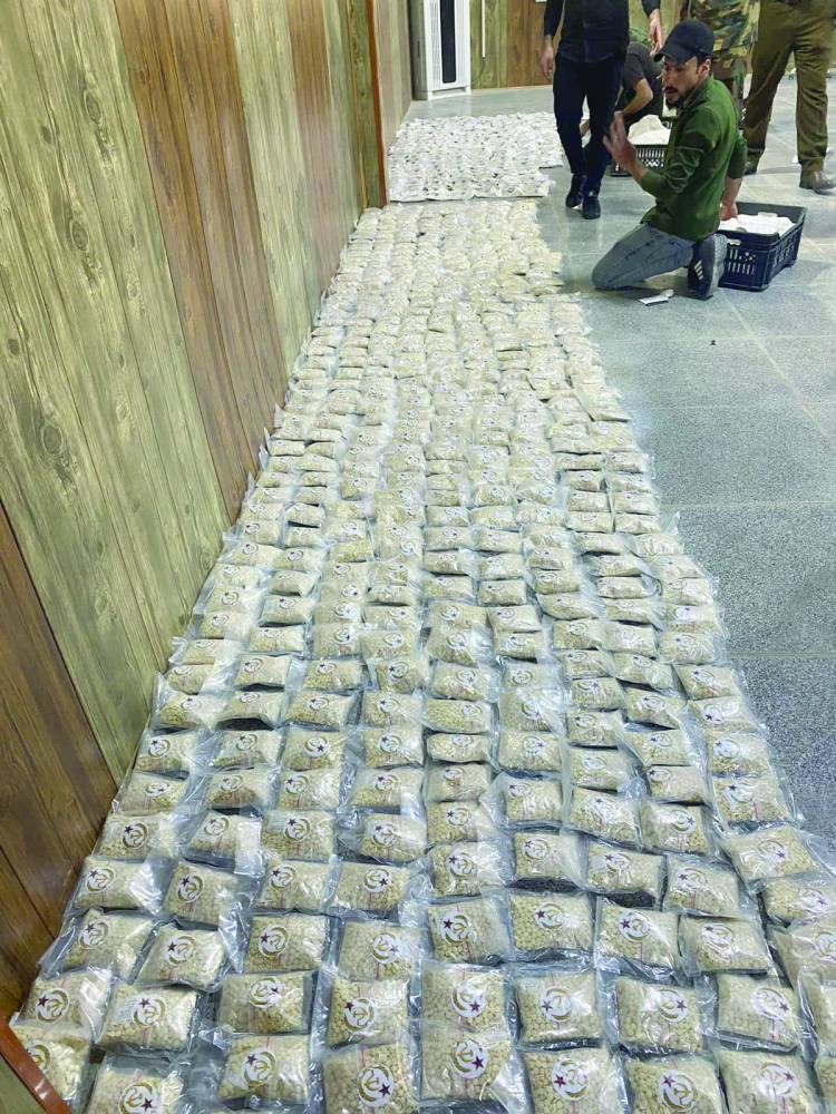 Fotoğraf Altı: Irak’ın Suriye sınırındaki El Kaim Sınır Kapısı’nda ele geçirilen Captagon hapları. (AFP)