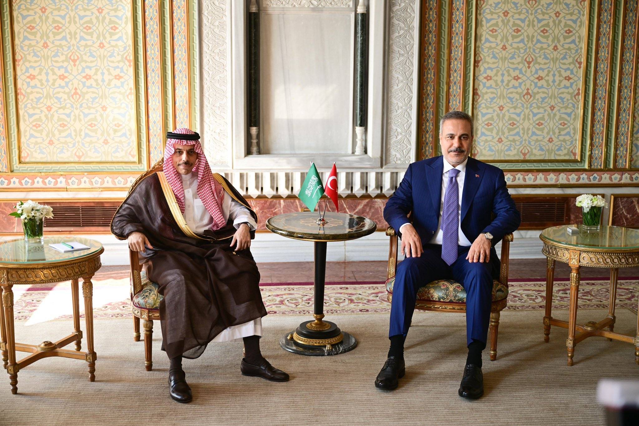 “Mekke Anlaşması” Siyasi ve Savunma Stratejisi Komitesi toplantısı öncesinde Fidan ile Bin Ferhan’ın görüşmesi. (Türkiye Dışişleri Bakanlığı)