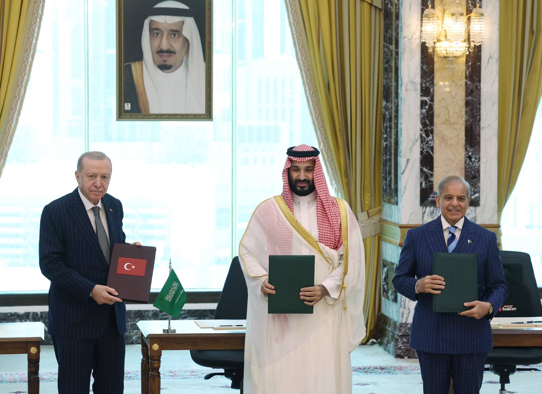 Suudi Arabistan Veliaht Prensi Muhammed bin Selman, Türkiye Cumhurbaşkanı Recep Tayyip Erdoğan ve Pakistan Başbakanı Şahbaz Şerif, 7 Ağustos’ta “Mekke Ortak Savunma Anlaşması”nı imzalarken. (Türkiye Cumhurbaşkanlığı)