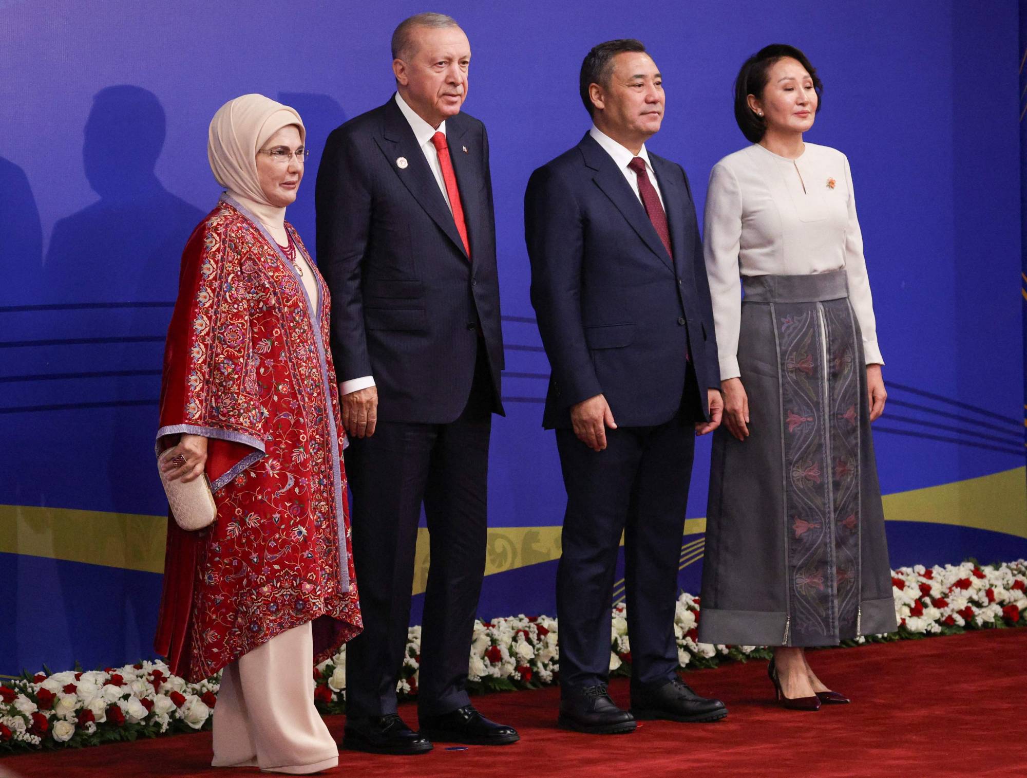  Kırgızistan Cumhurbaşkanı Sadır Caparov ve eşi Ay gül, Bişkek’te düzenlenen 6. Dünya Göçebe Oyunları’nın açılış töreninde Türkiye Cumhurbaşkanı Recep Tayyip Erdoğan ve eşi Emine Erdoğan ile birlikte. (AFP)