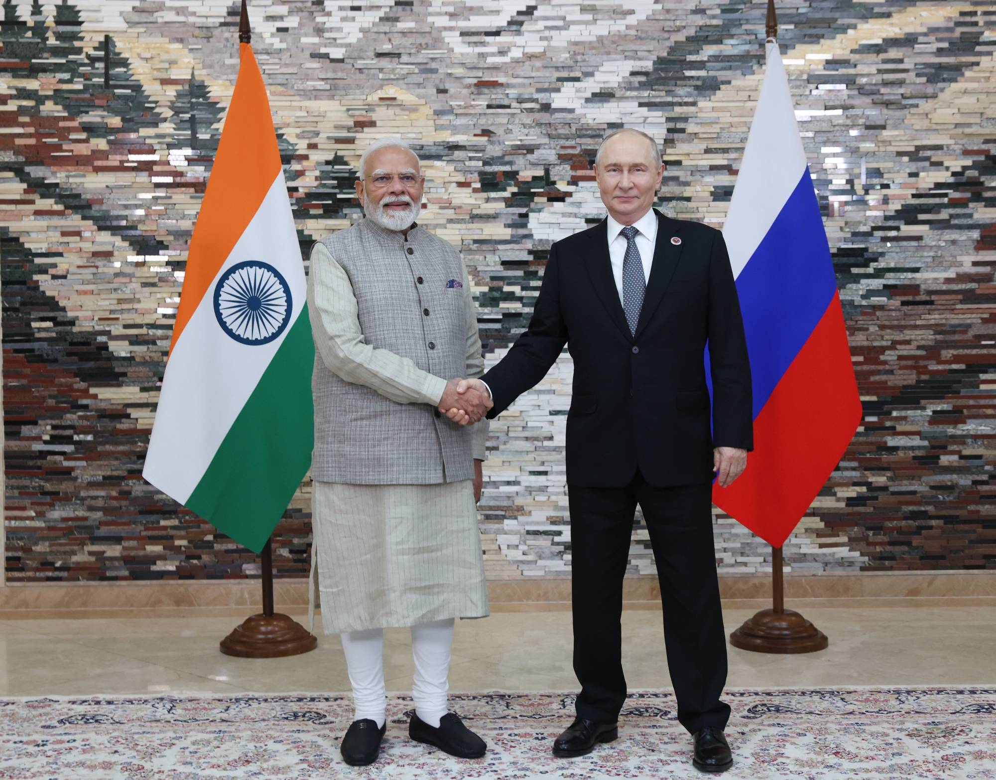 Rusya Devlet Başkanı Vladimir Putin ve Hindistan Başbakanı Narendra Modi, Bişkek'te düzenlenen Şanghay İşbirliği Örgütü zirvesi kapsamında gerçekleştirdikleri görüşmede, (EPA)