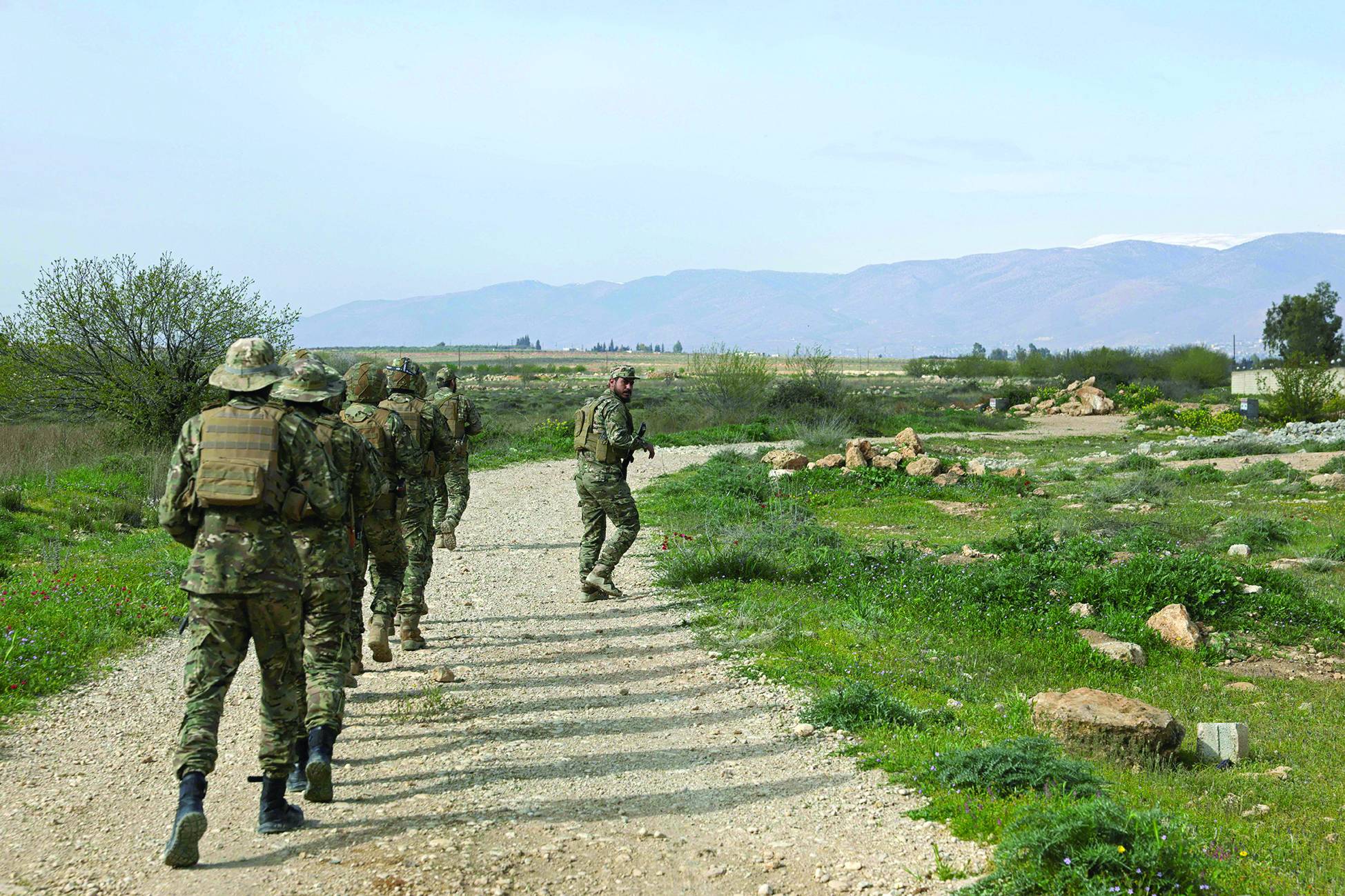 Nisan 2026’da Suriye ordusuna ait birliklerin Suriye-Lübnan sınırındaki Kuseyr kırsalında devriye gezmesi ve Hizbullah tarafından kullanılan tünelleri taraması. (AFP)