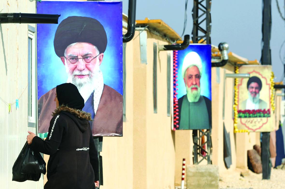 Beşşar Esed yönetiminin devrilmesinin ardından Hizbullah’ın Lübnan’ın doğusundaki Hermel’de kurduğu kampta bulunan Suriyeli bir mülteci. (Arşiv- EPA)