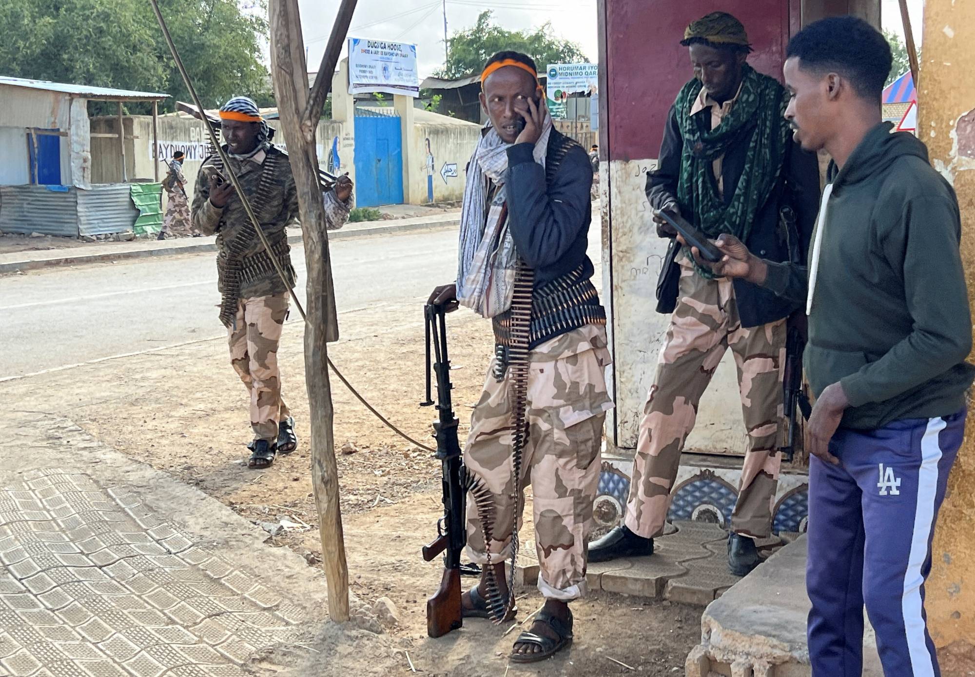 Somali'de federal güçler ile muhalefete bağlı milisler arasında çıkan çatışmaların ardından sokaklarda devriye gezen milisler - Baydabo, Somali / 3 Eylül 2026 (Reuters)