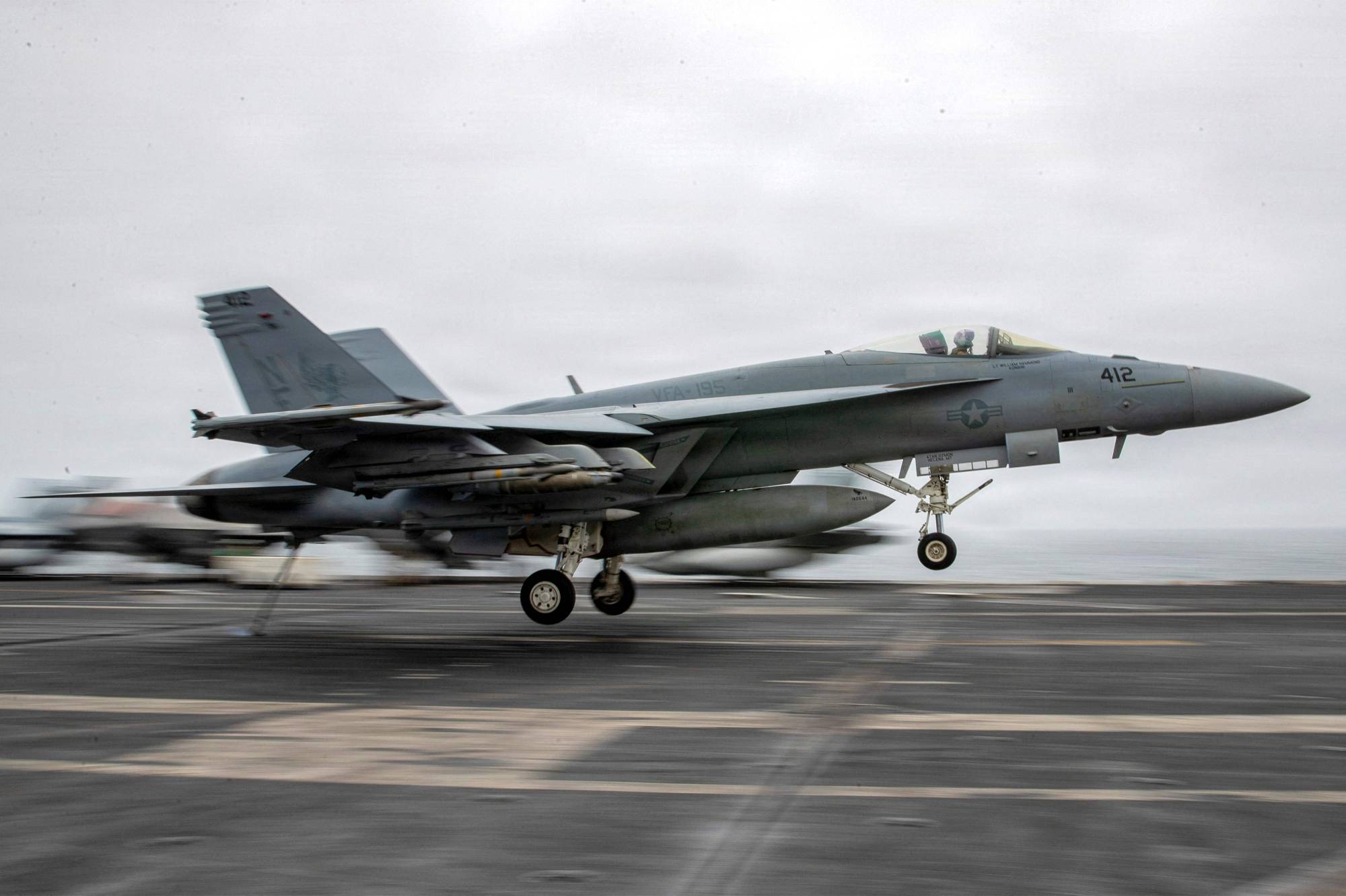 ABD’ye ait F/A-18 Super Hornet tipi savaş uçağı, 27 Ağustos 2026’da George Washington uçak gemisinin güvertesinde. (AFP)
