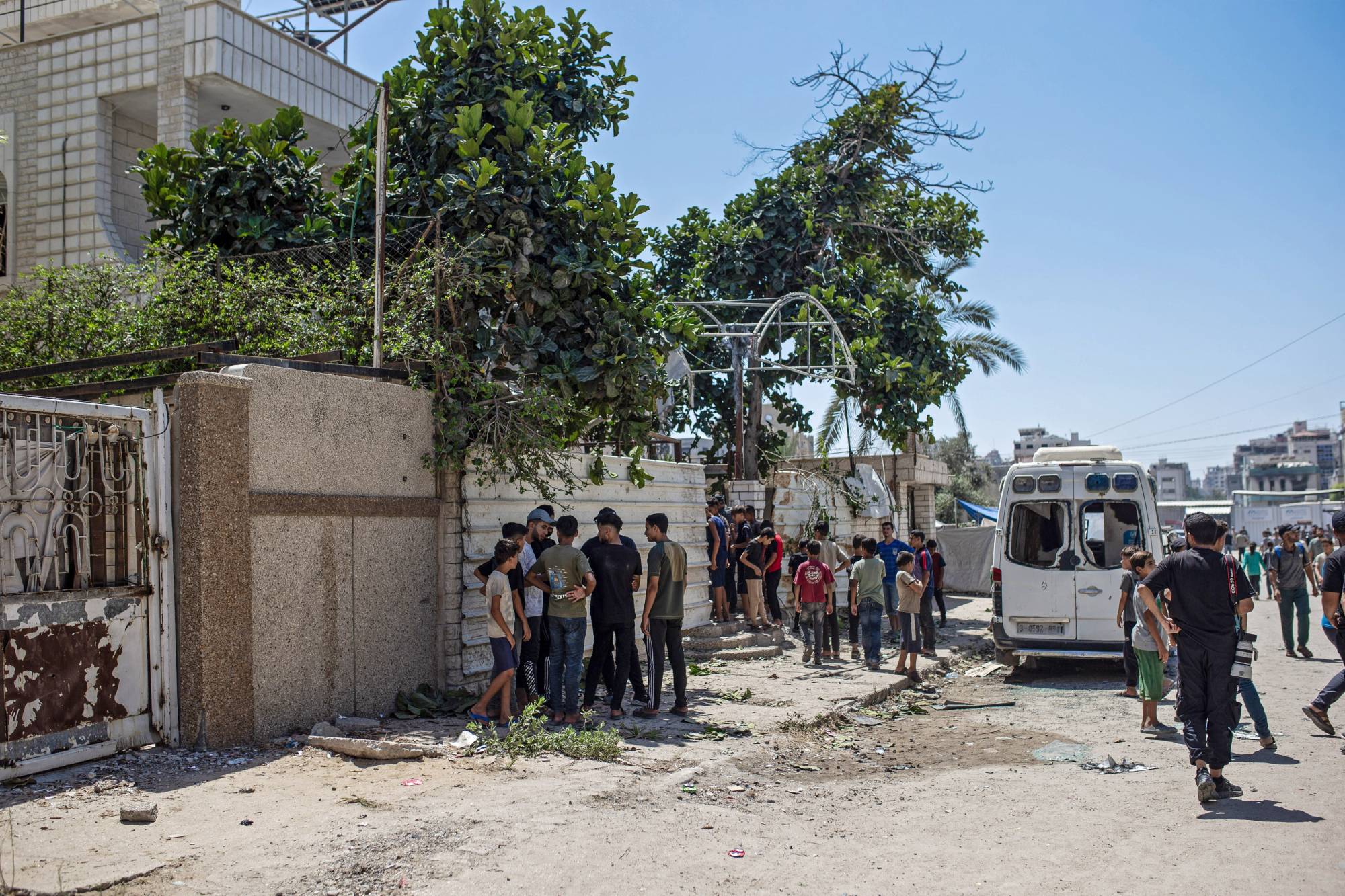 Geçtiğimiz salı günü İsrail saldırısında kaçırılan Hamas güvenlik görevlisinin evinin yakınlarında bulunan Filistinliler (EPA)