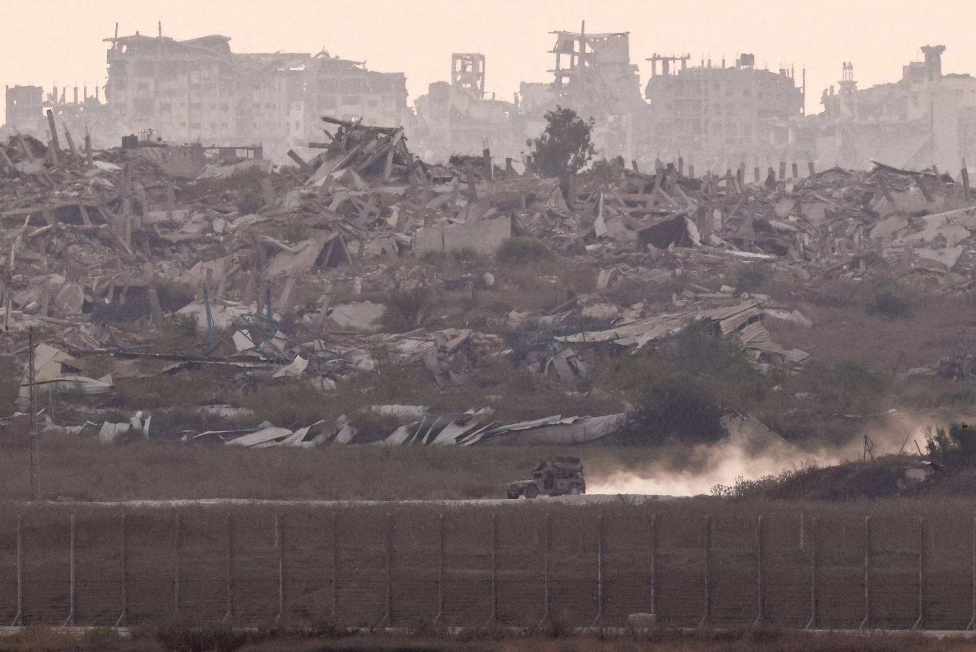  İsrail’in geçtiğimiz salı günü Gazze Şeridi sınırında üst düzey bir Hamas yetkilisini kaçırdığı sırada bir İsrail askeri aracı (Reuters)