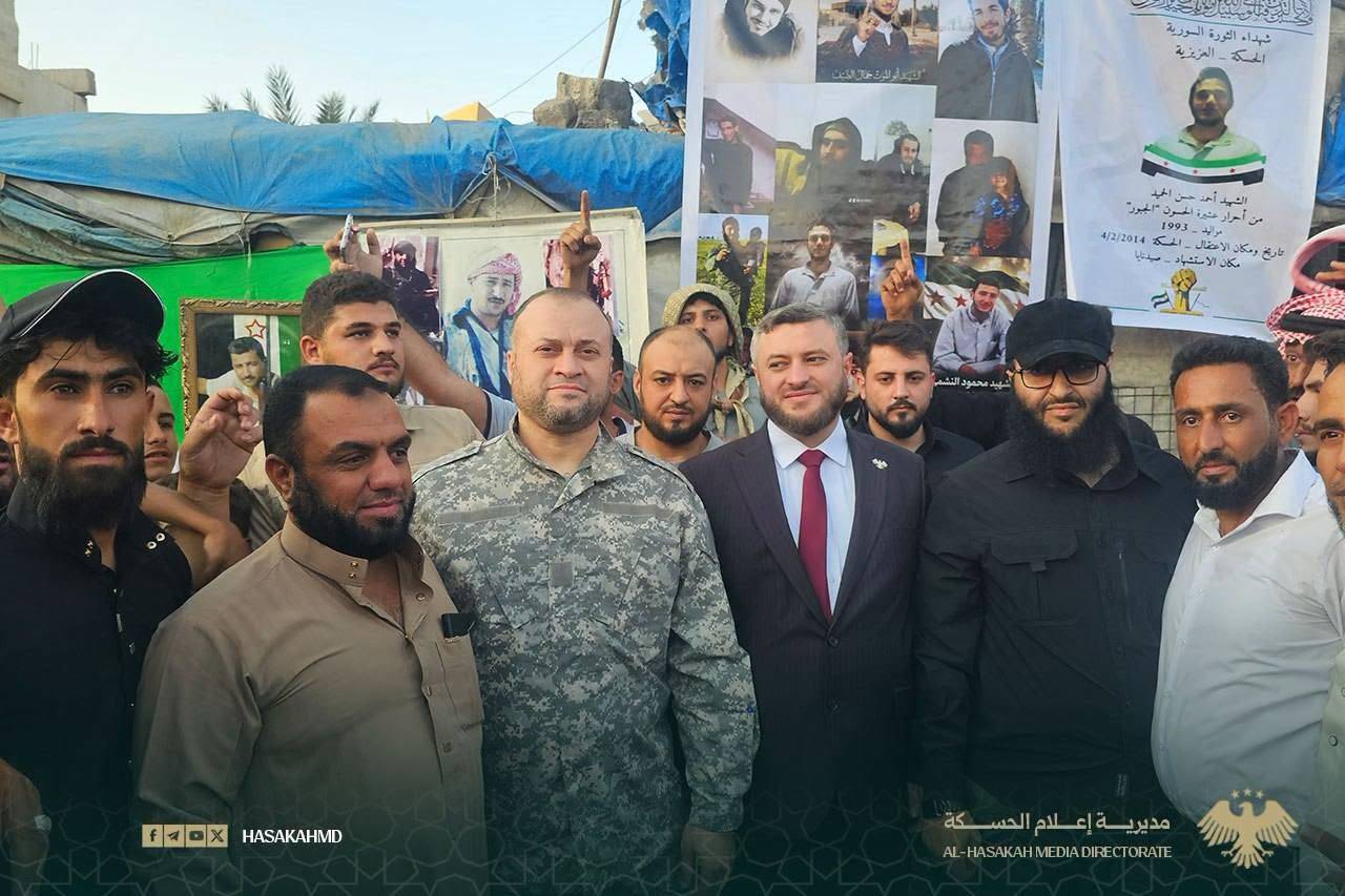 Haseke Vali Yardımcısı Ahmed el-Hilali, Haseke şehrine dönen yerinden edilmiş insanları karşıladı. (Haseke medyası)
