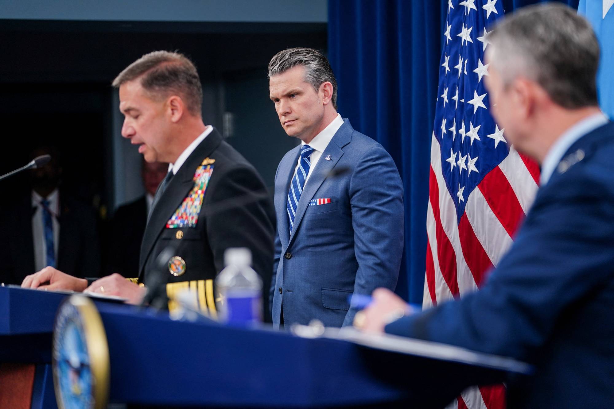 Pete Hegseth, Genelkurmay Başkanı Orgeneral Dan Caine ve CENTCOM Komutanı Orgeneral Charles Cooper, Pentagon’daki konferansta-16 Nisan (Reuters)