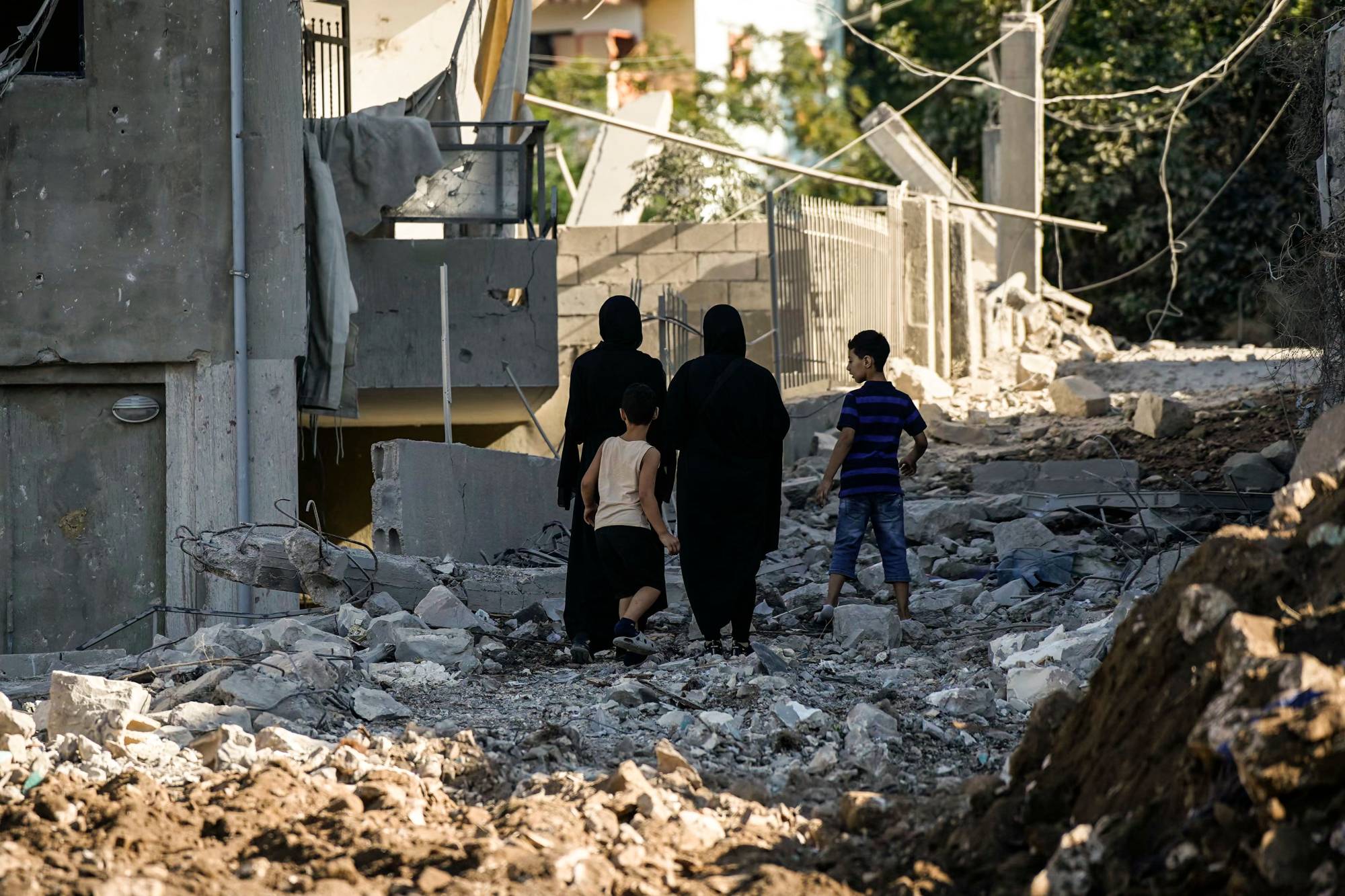 “Lübnan’ın güneyindeki Meyfdun köyünü hedef alan ve İsrail ordusu tarafından cumartesi akşamı düzenlenen hava saldırısının ardından bölge sakinleri yıkımın izlerini inceliyor. (AFP)”