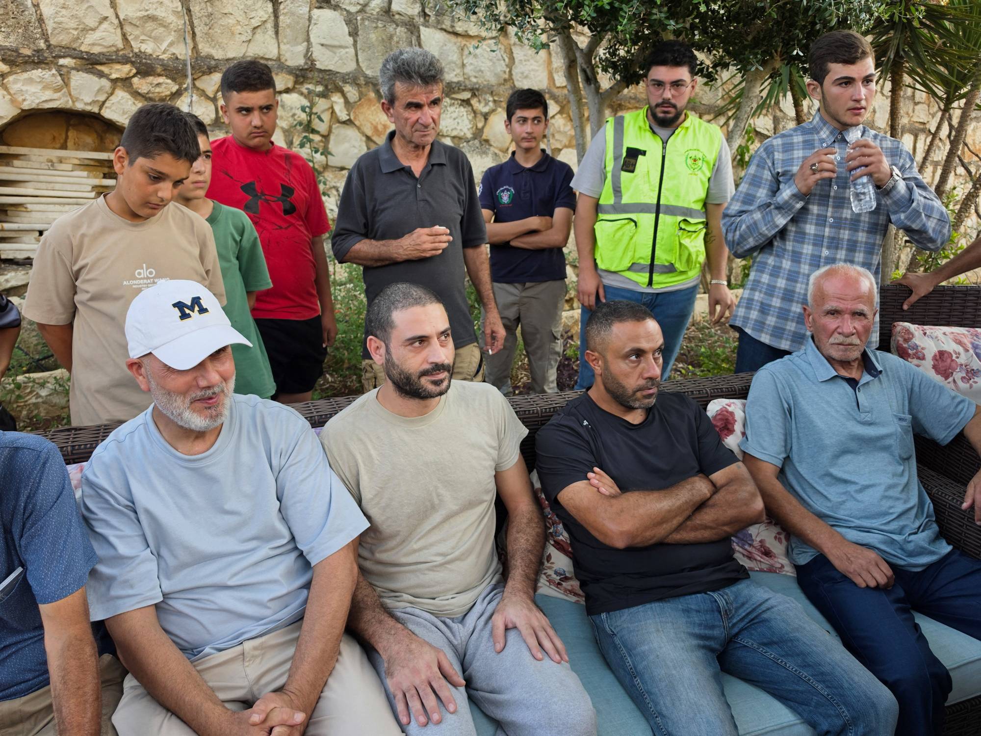 “Hüseyin Ayyaş (33), İsrail ordusu tarafından alıkonulmuştu. Lübnan’ın güneyindeki Nebatiye ilçesine bağlı Haruf beldesinde ailesiyle yeniden bir araya geldi. (Reuters)”