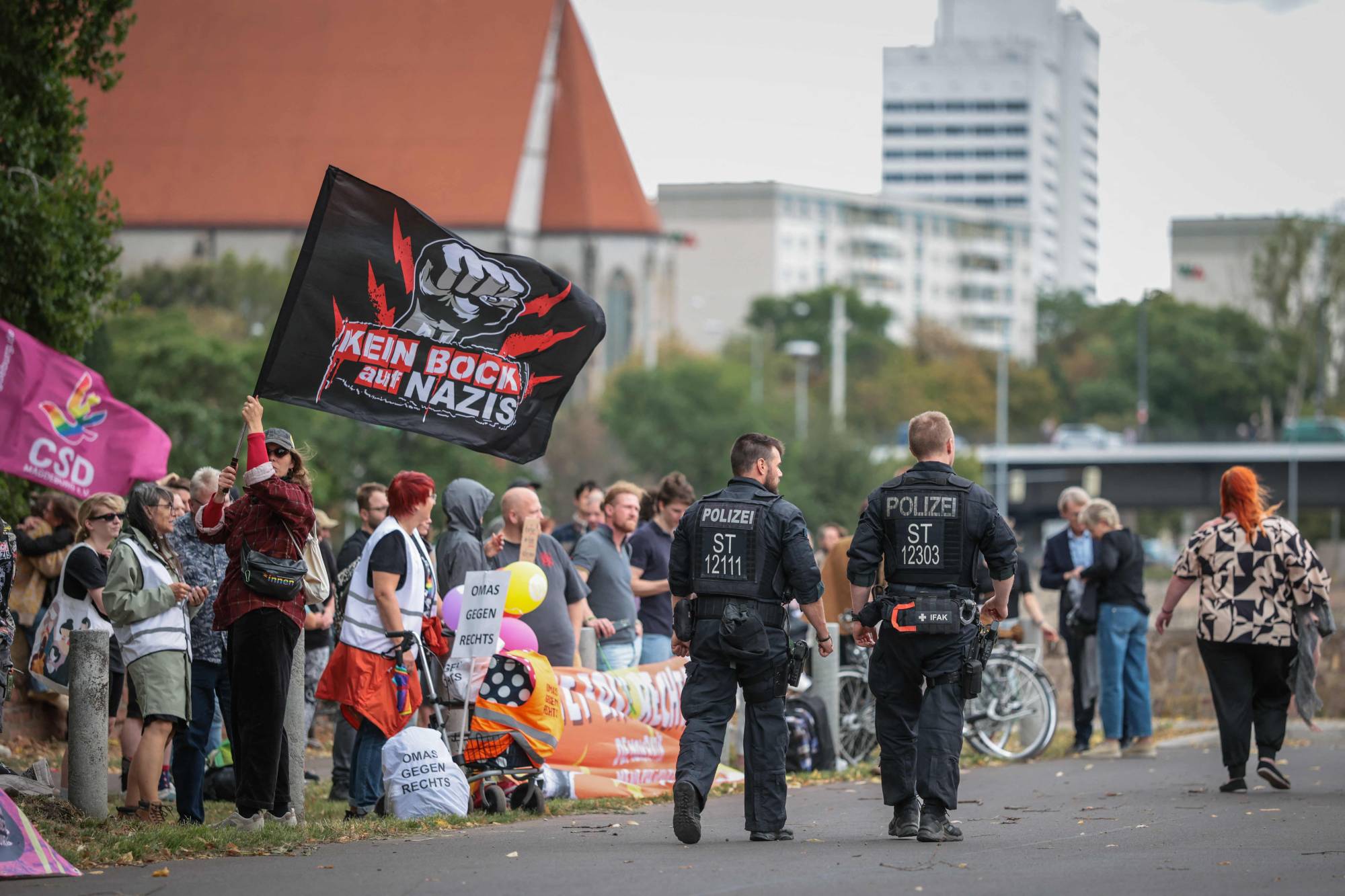 Doğu Almanya’nın Magdeburg kentinde neo-Naziler (AFP)