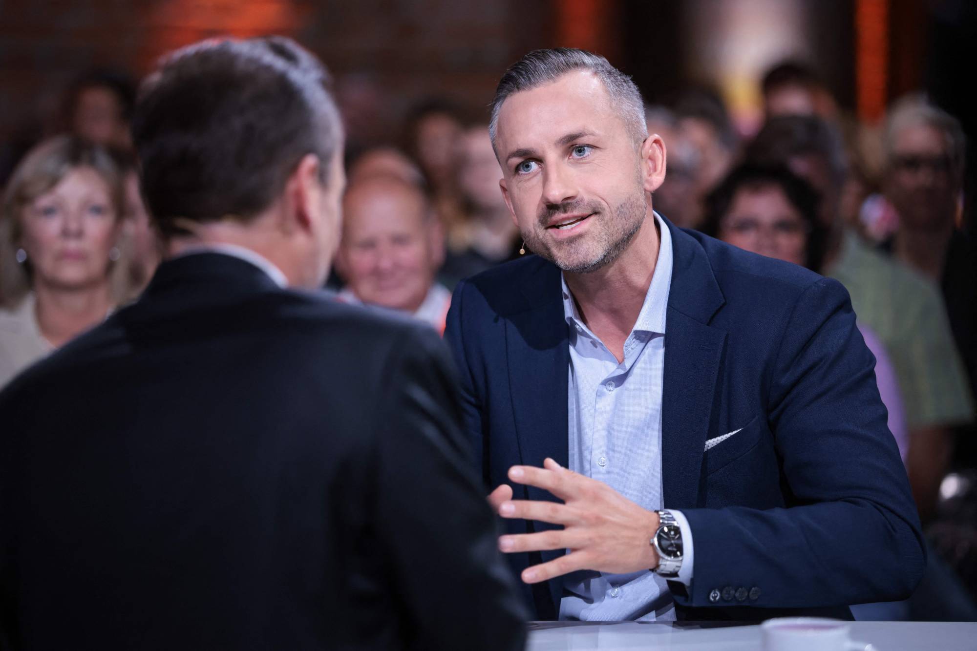 AfD’nin Saksonya-Anhalt’taki adayı Ulrich Siegmund bir televizyon programında (AFP)