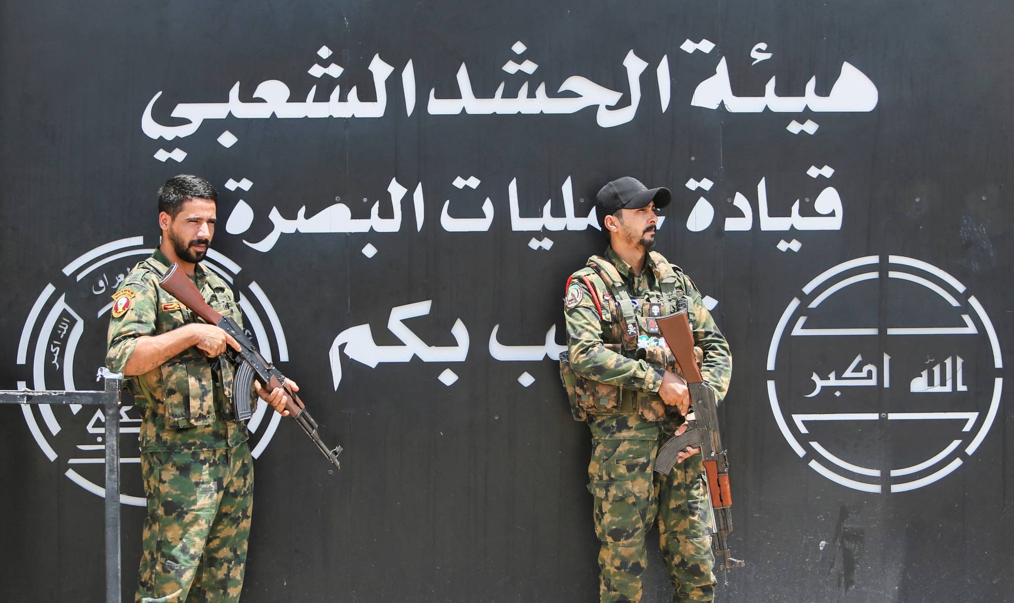 29 Temmuz 2026’da Basra’daki operasyonlar komutanlığı karargâhı önünde Irak Haşdi Şabi mensupları (Reuters)