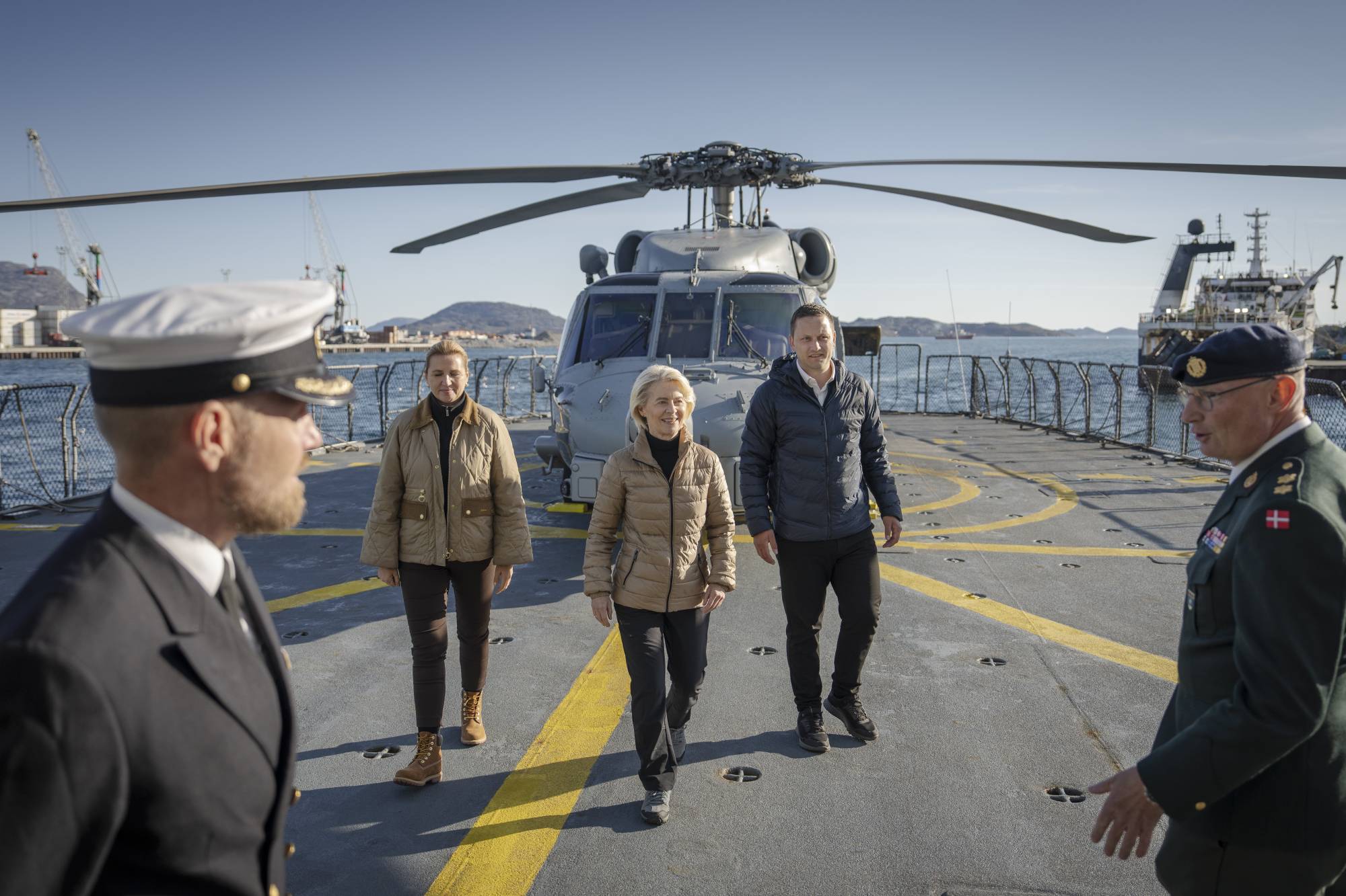 Grönland Başbakanı Jens-Frederik Nielsen, Danimarka Başbakanı Mette Frederiksen ve Avrupa Komisyonu Başkanı Ursula von der Leyen, Grönland’ın başkenti Nuuk’ta Thetis denvriye gemisini ziyaret etti. (EPA)