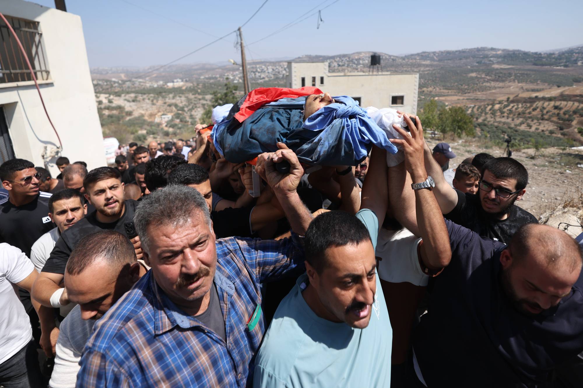 Filistinliler, işgal altındaki Batı Şeria’da Nablus kentinin batısındaki bir köyde İsrailli yerleşimcilerin açtığı ateş sonucu öldürülen 20 yaşındaki diş hekimliği öğrencisi Ömer Tubasi’nin cenazesini taşıyor. (EPA)