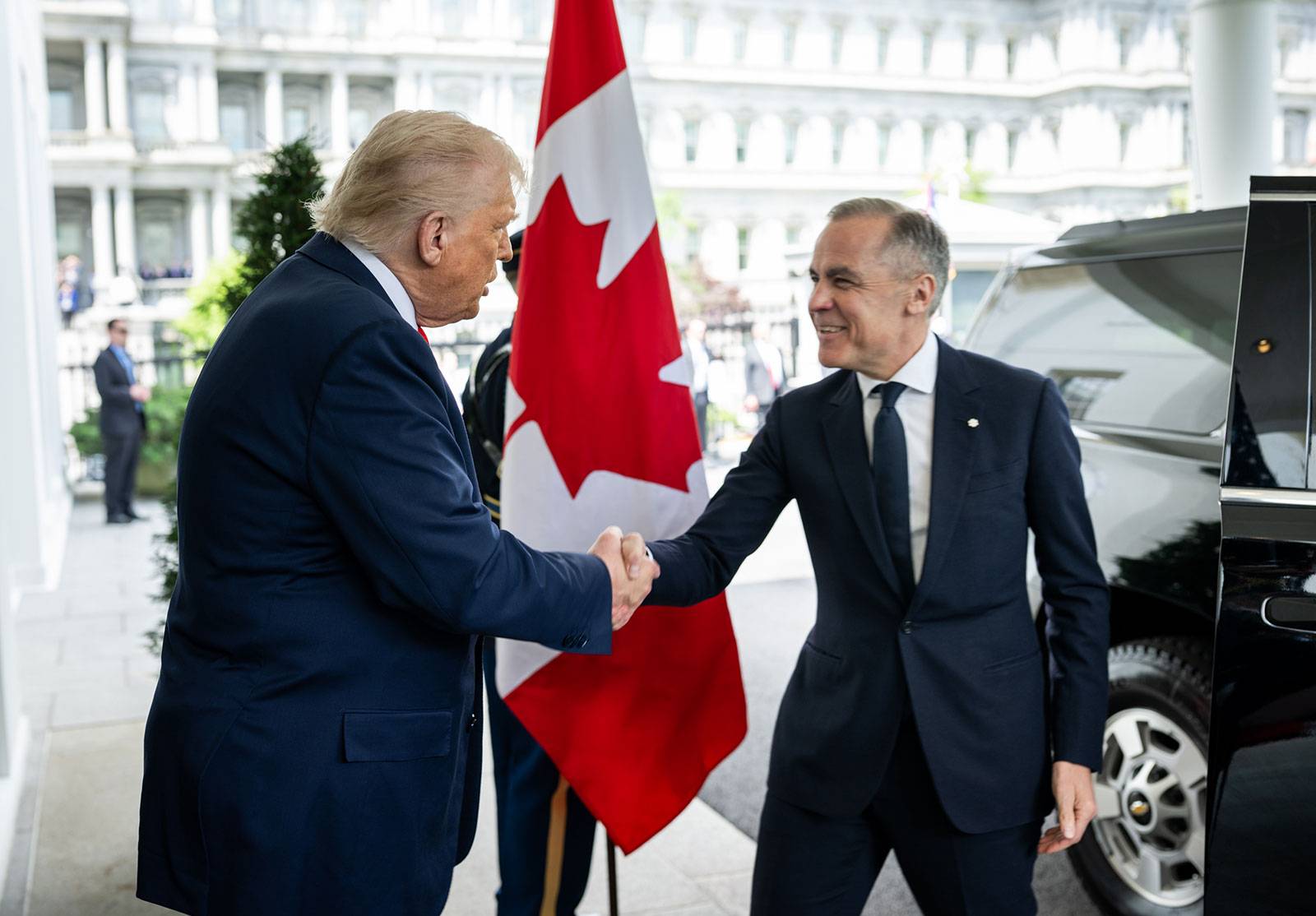 Trump ile Carney arasında son anlaşmazlık patlak vermeden önce samimi bir tokalaşma (Beyaz Saray)