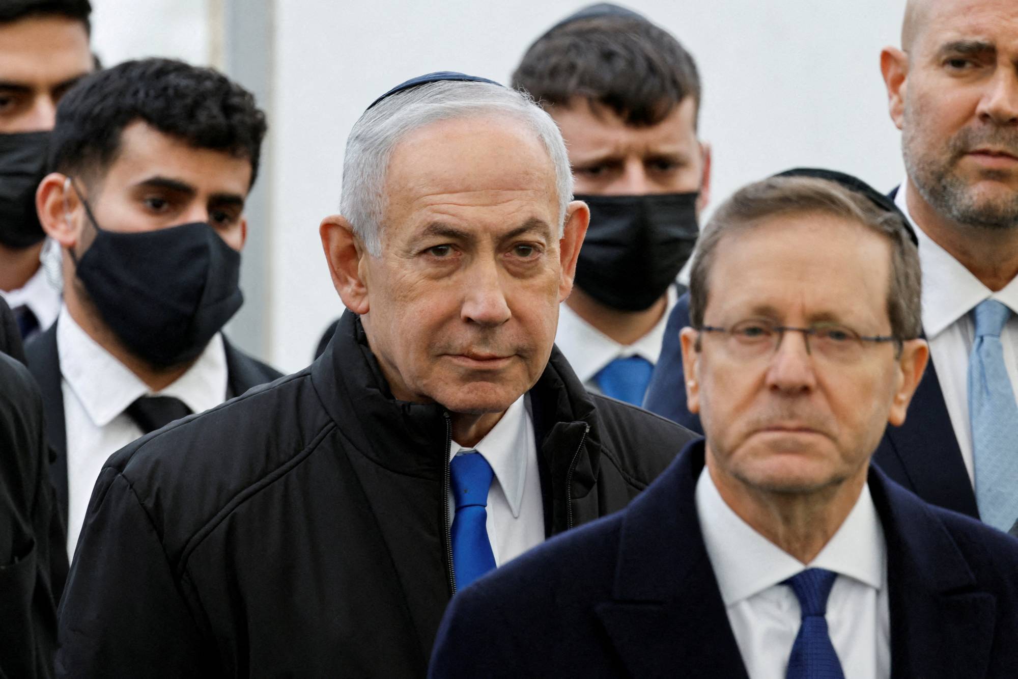 Netanyahu ve Herzog, Hamas ile yaşanan çatışmalarda hayatını kaybeden bir İsrailli polis memuru için düzenlenen anma törenine katılıyor (Reuters).