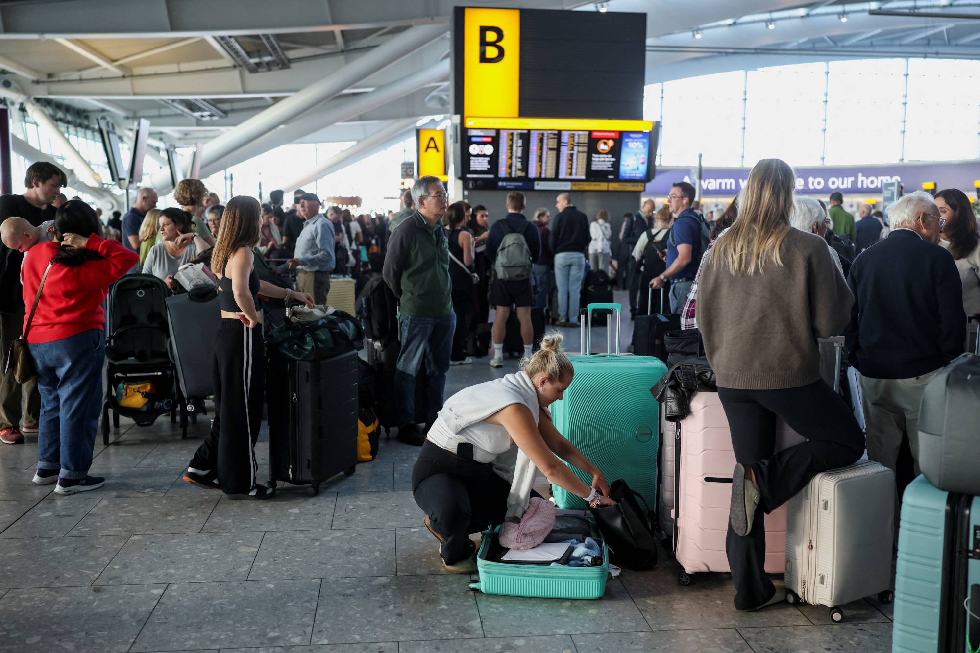  Heathrow, Gatwick, Manchester ve Stansted havalimanları, kısıtlamalar ve gecikmelerden etkilenen havalimanları arasında bulunuyor. (Reuters)
