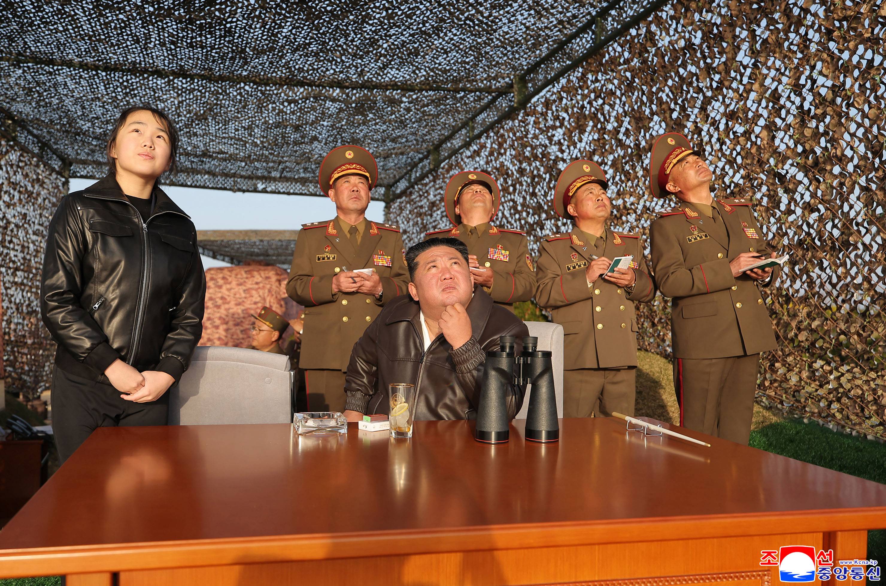  Kuzey Kore lideri Kim Jong-un (ortada) ve kızı Kim Ju-ae (solda), geçen ay gerçekleştirilen balistik füze denemesini izlerken (AFP)