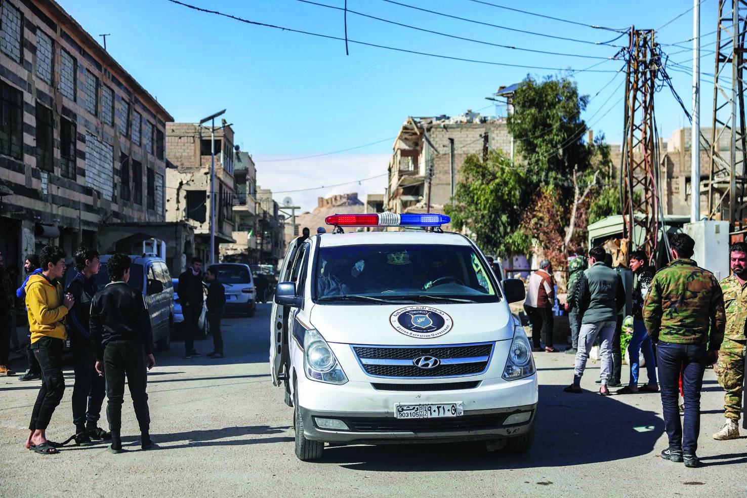 Suriye’nin yeni hükümetine bağlı polis aracı, 7 Şubat 2025’te ülkenin orta kesimindeki Palmira’da Saha Camisi yakınındaki bir caddeden geçerken (AFP).