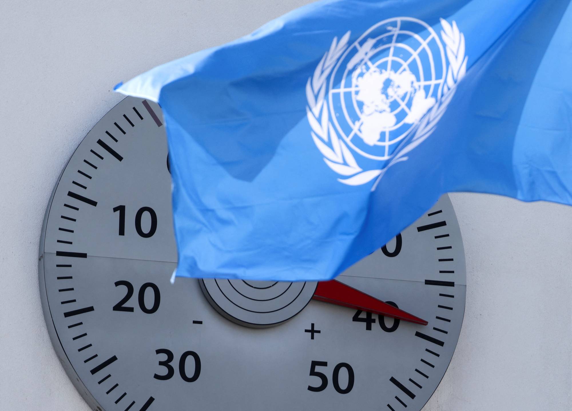 Almanya’nın Bonn kentinde, Avrupa genelindeki sıcak hava dalgası sırasında Birleşmiş Milletler İklim Değişikliği Çerçeve Sözleşmesi merkez binasının duvarına yerleştirilen dev termometrede 39 derece görülüyor (Reuters).