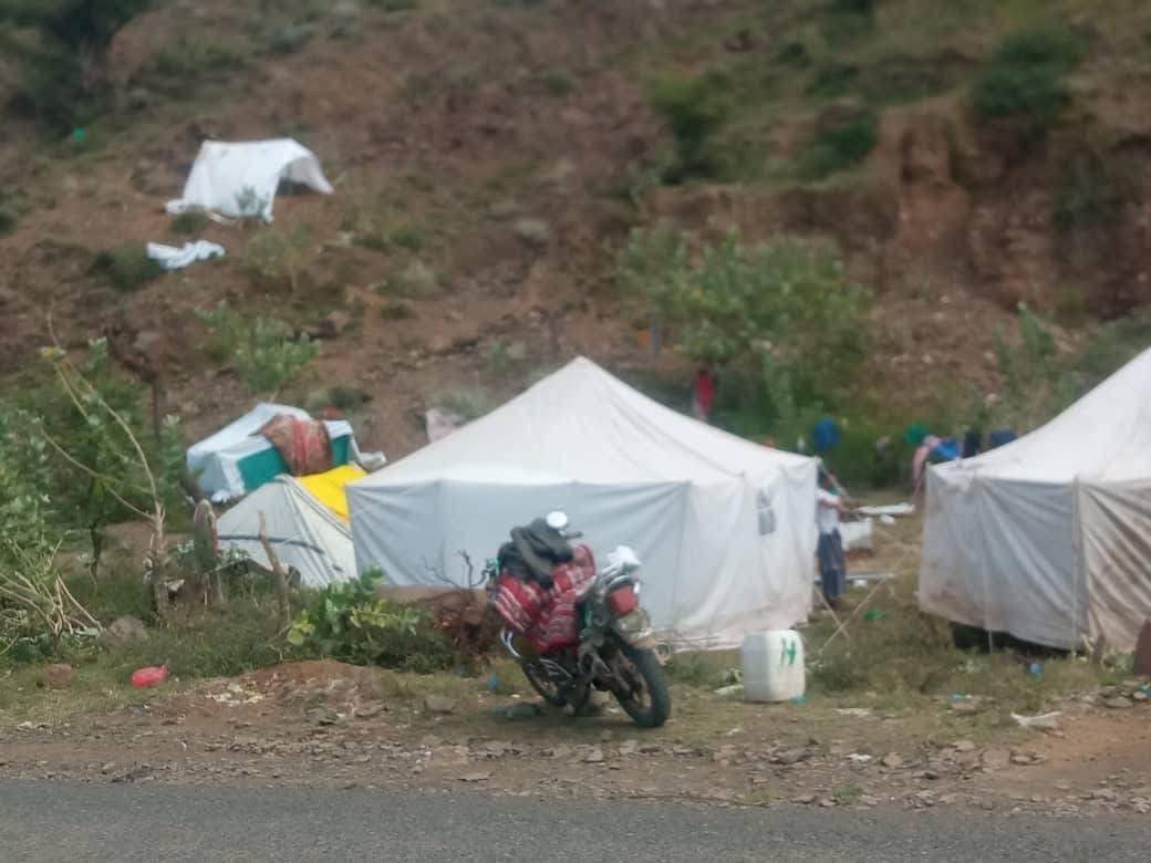 İnsani yardım kuruluşlarının yokluğunda, Yemenli yerinden edilmiş kişiler yol kenarına çadır kurdu. (Yerel medya)