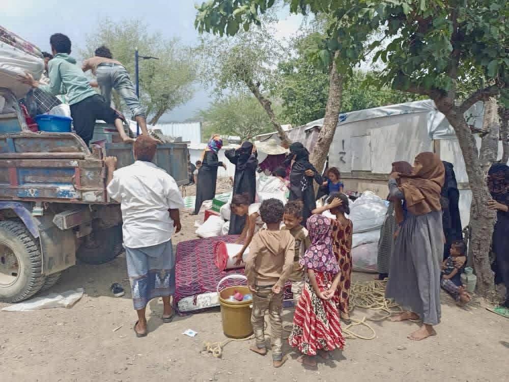 Çok az sayıda Yemenli yerinden edilmiş kişi sınırlı miktarda yardım alabildi. (Yerel medya)
