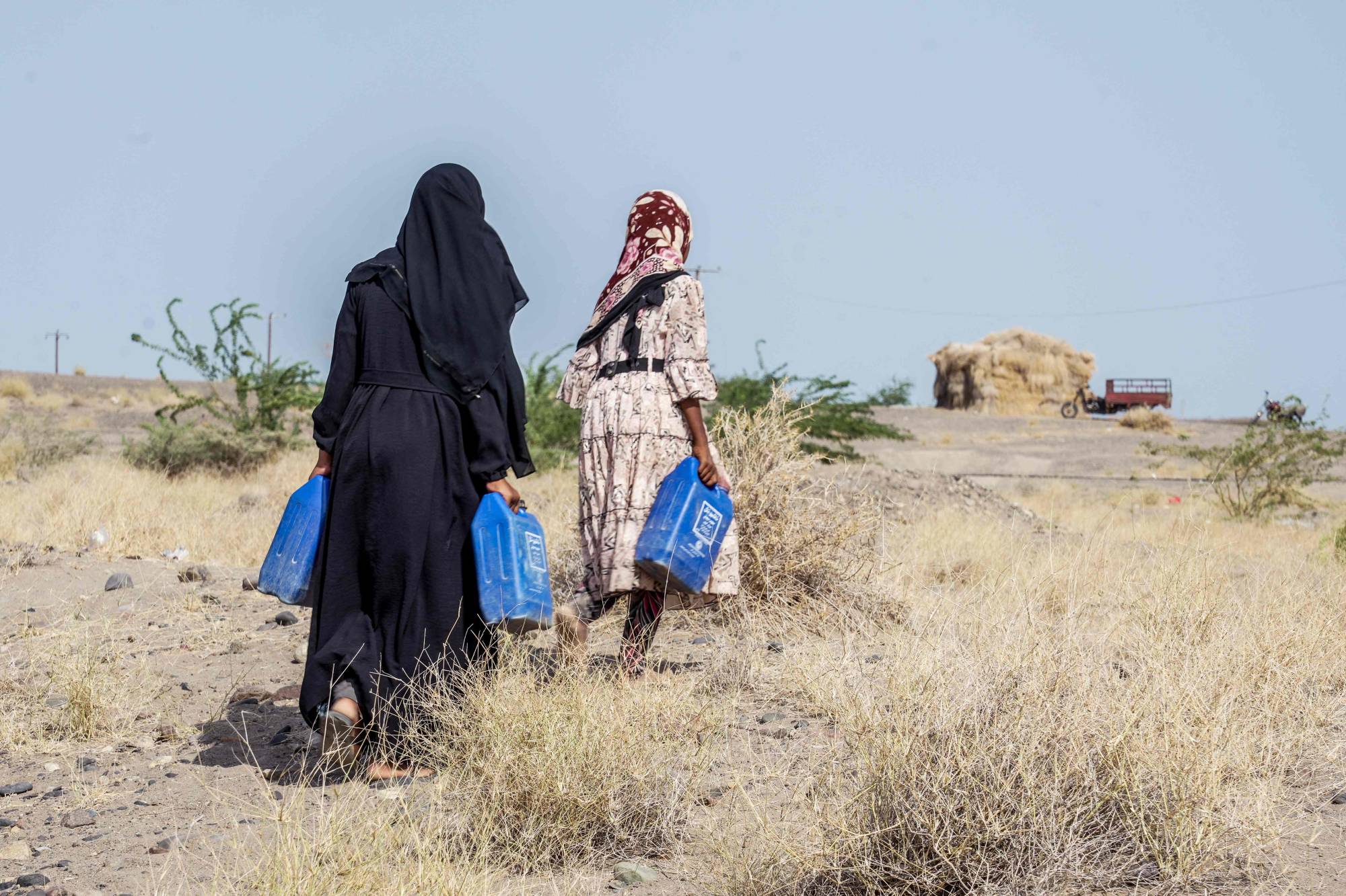 Yemen’in batı kıyısında binlerce kişi, son derece ağır insani koşullar altında evsiz kaldı. (AFP)