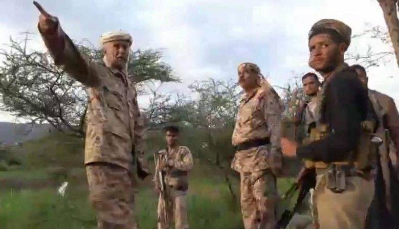 Yemen ordusundan komutanlar, Taiz’de Husilerle cephe hatlarını denetliyor. (Askeri medya)