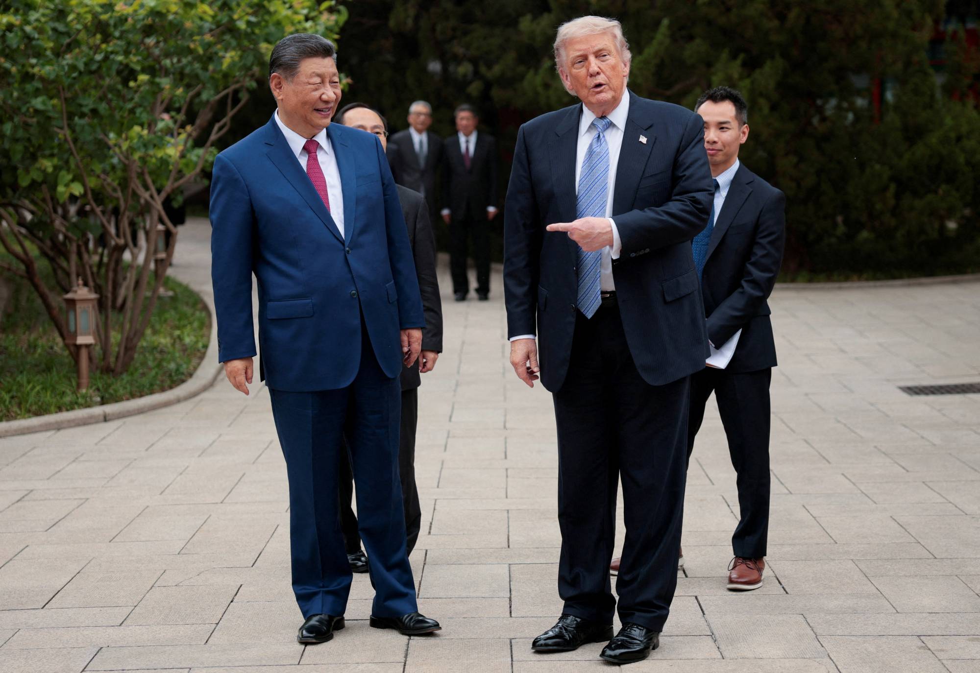 ABD Başkanı Donald Trump ve Çin Devlet Başkanı Şi Cinping, Pekin'deki Zhongnanhai Bahçesi'nde, 15 Mayıs 2026 (Reuters)